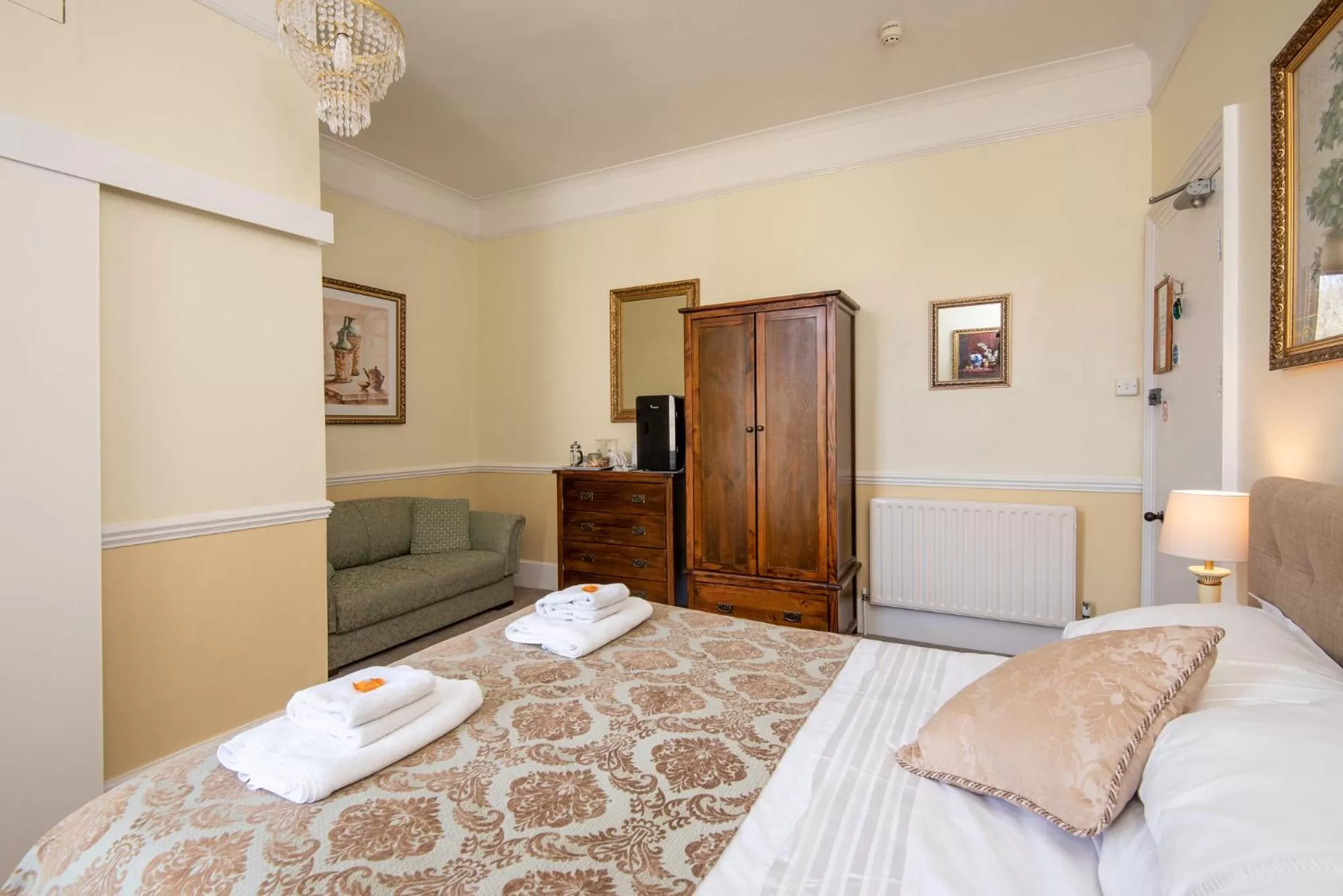 Bed in The Pendennis Guest House