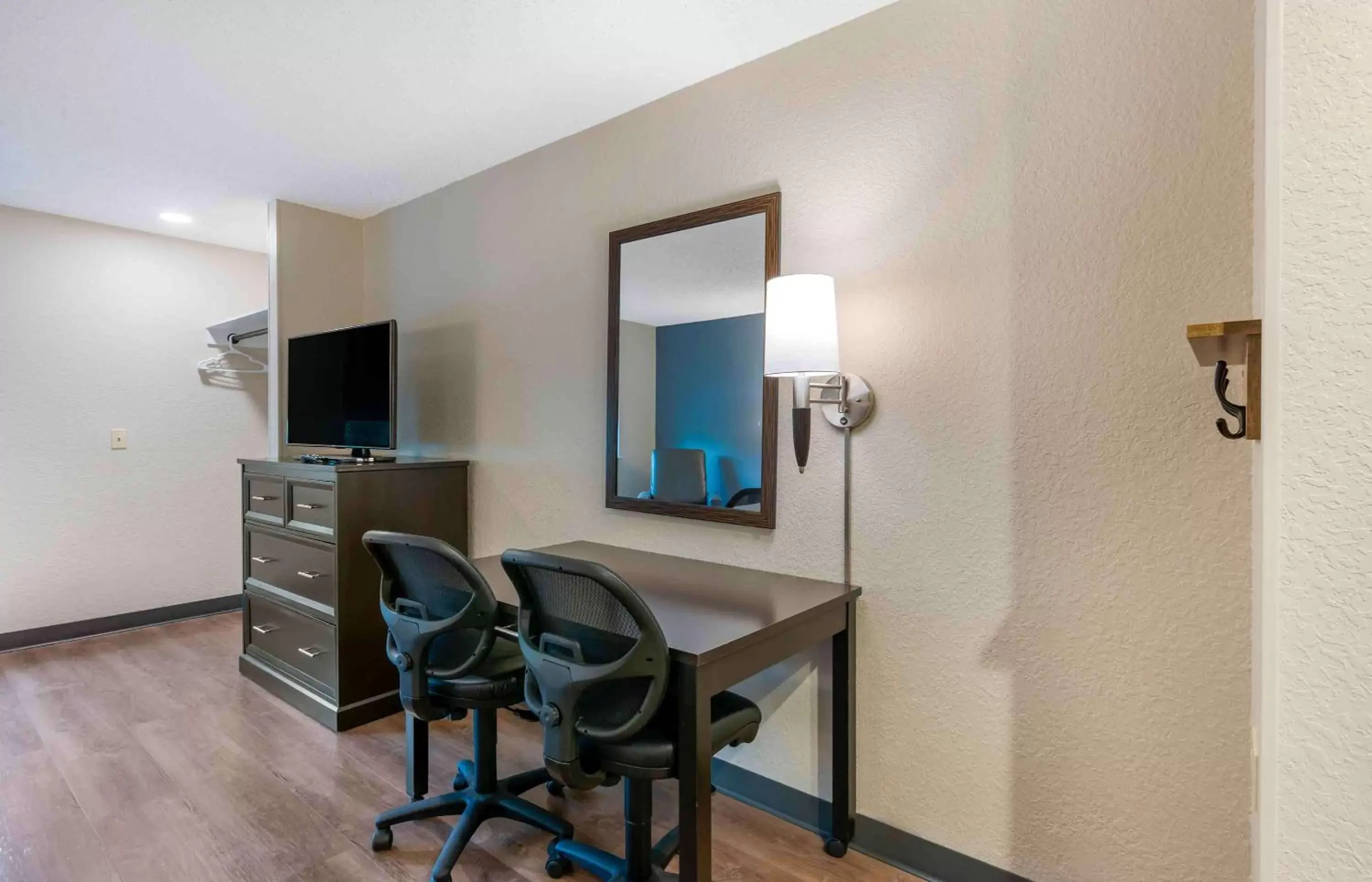 Bedroom, TV/Entertainment Center in Extended Stay America Premier Suites - Miami - Coral Gables