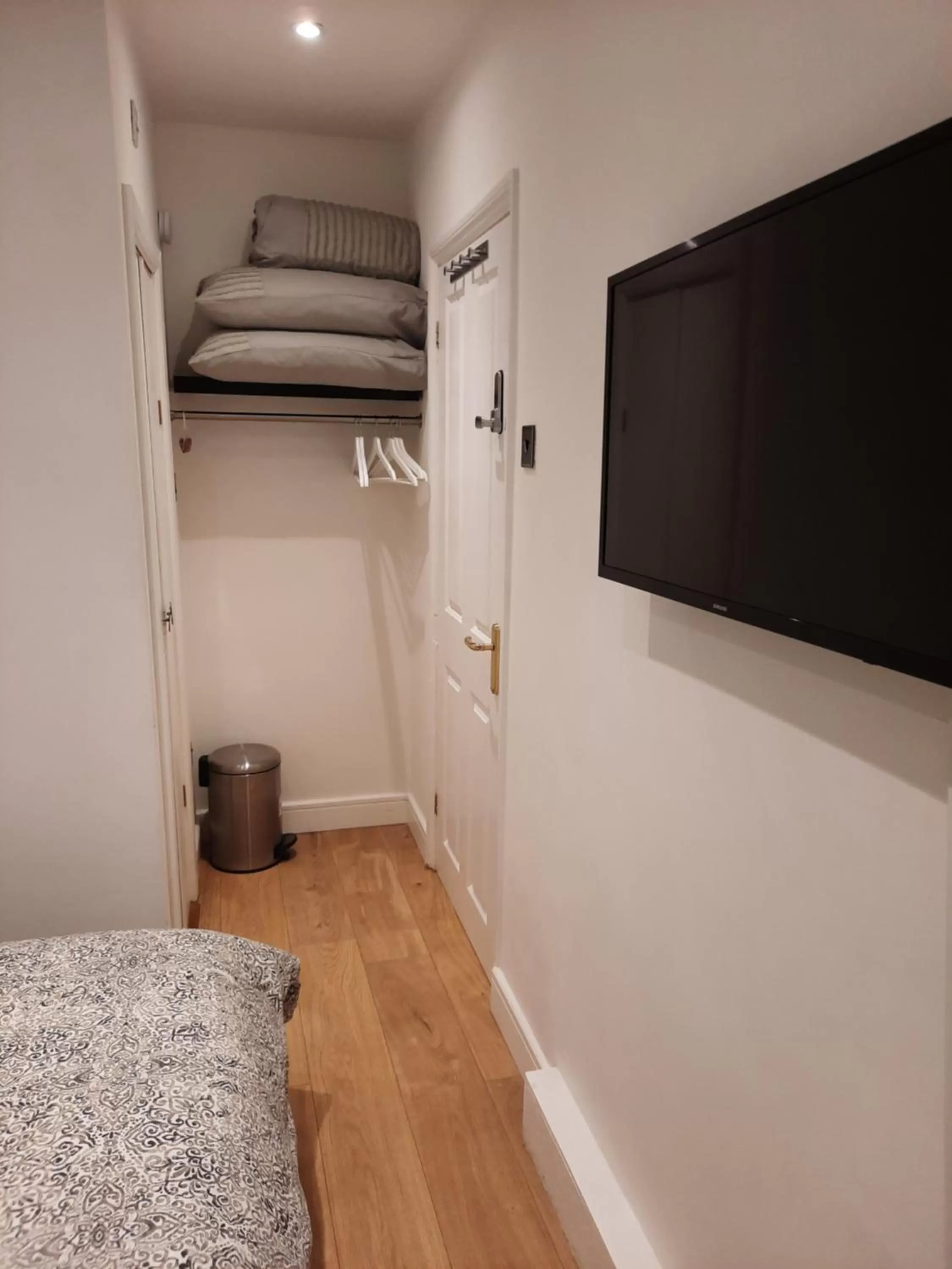 TV/Entertainment Center in Lovely Home with full en-suite double bed rooms