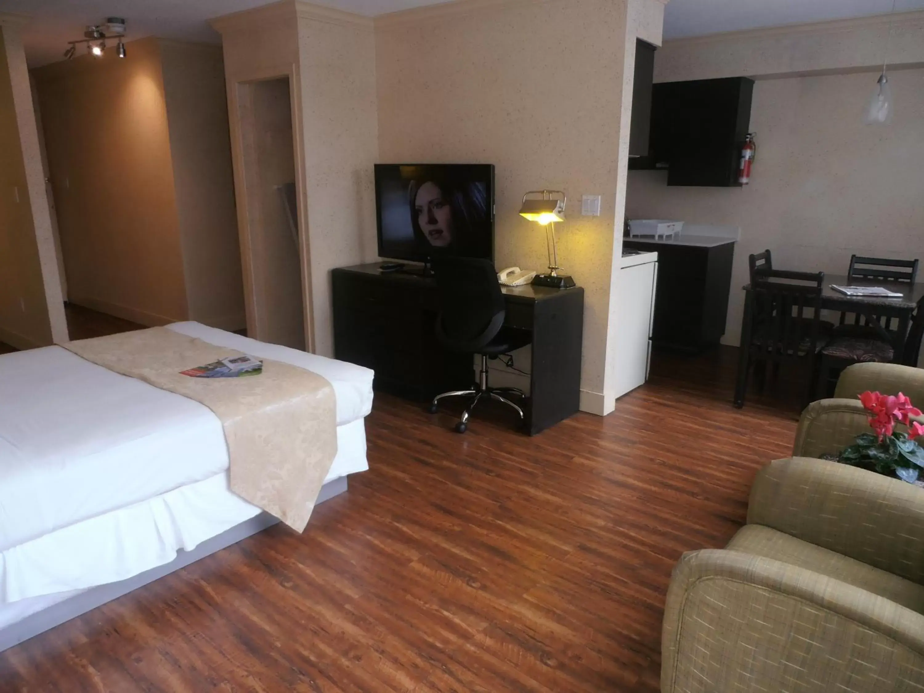 Bedroom, TV/Entertainment Center in Riviera Divya Sutra Hotel on Robson Downtown Vancouver