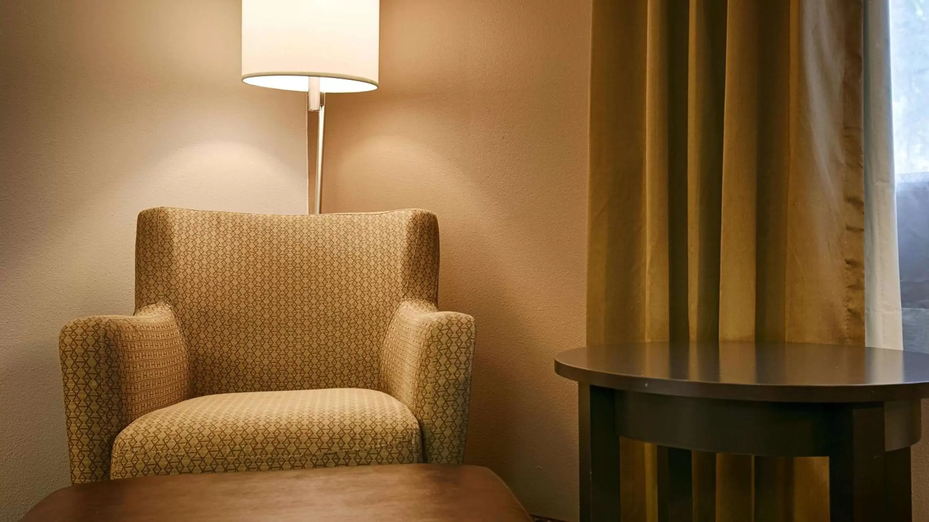 Photo of the whole room, Seating Area in Best Western Inn of Vancouver