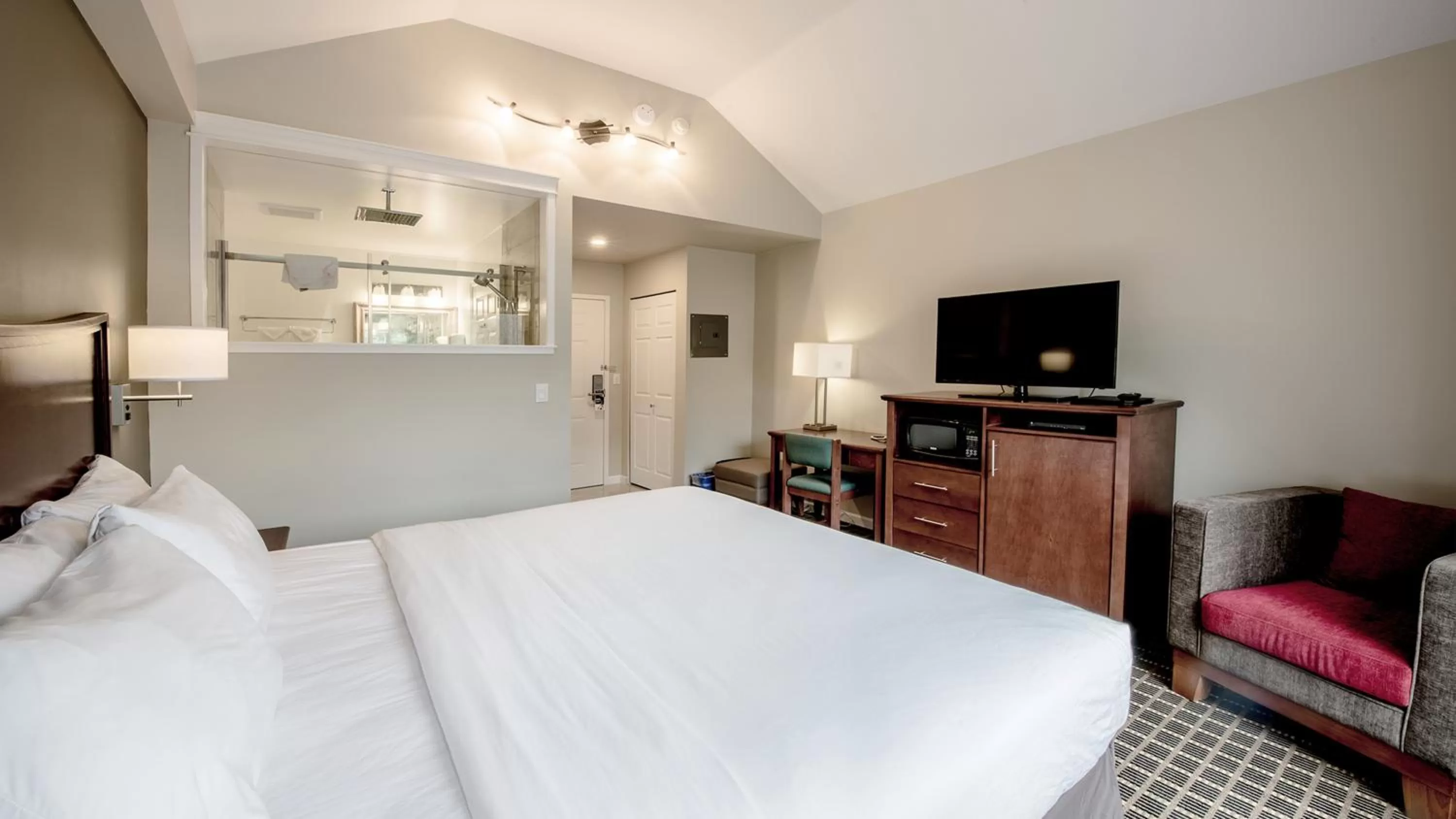 Bed in Gibsons Garden Hotel