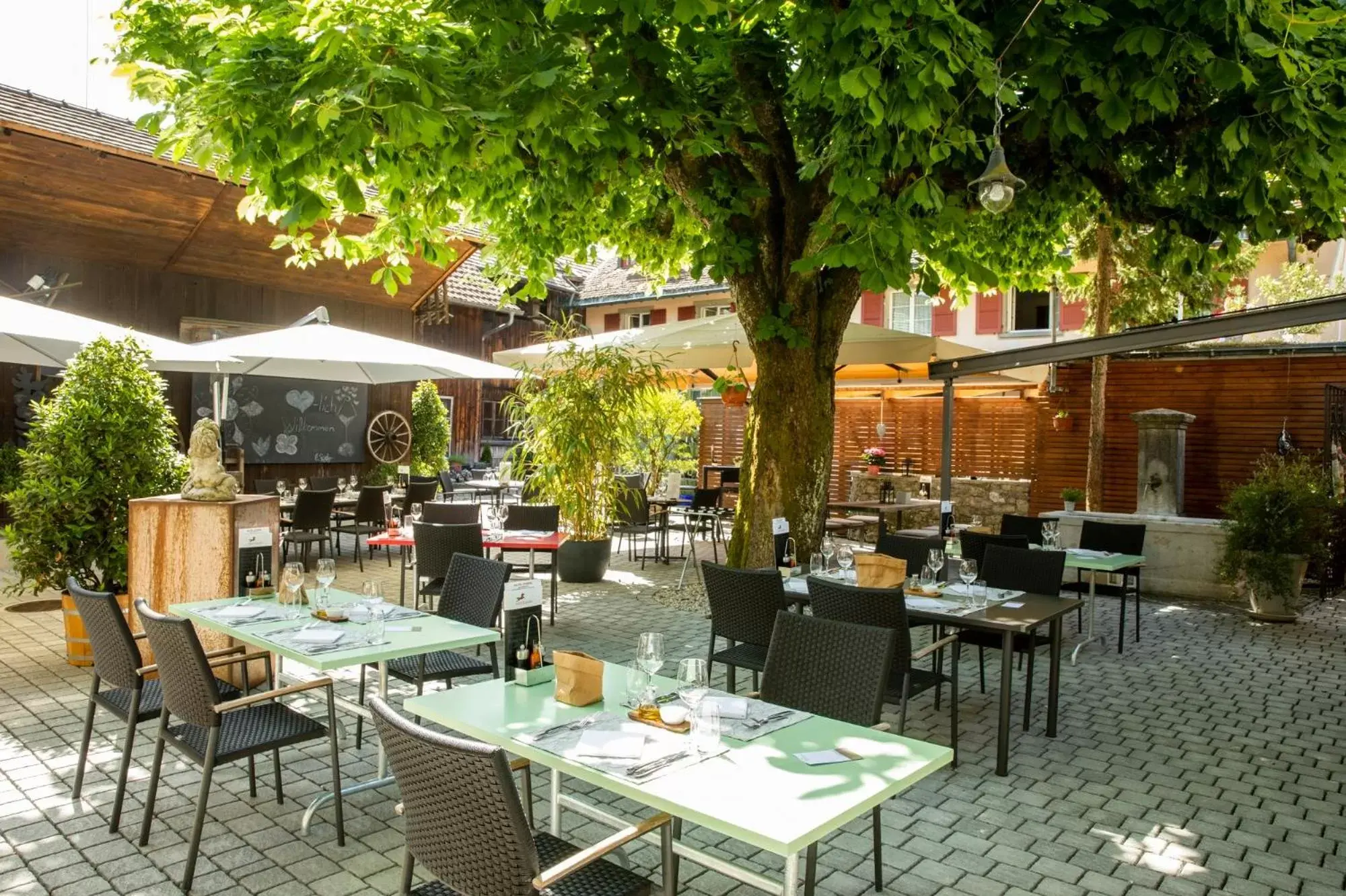 Patio, Restaurant/Places to Eat in OCHSEN LODGE by Ochsen Lenzburg