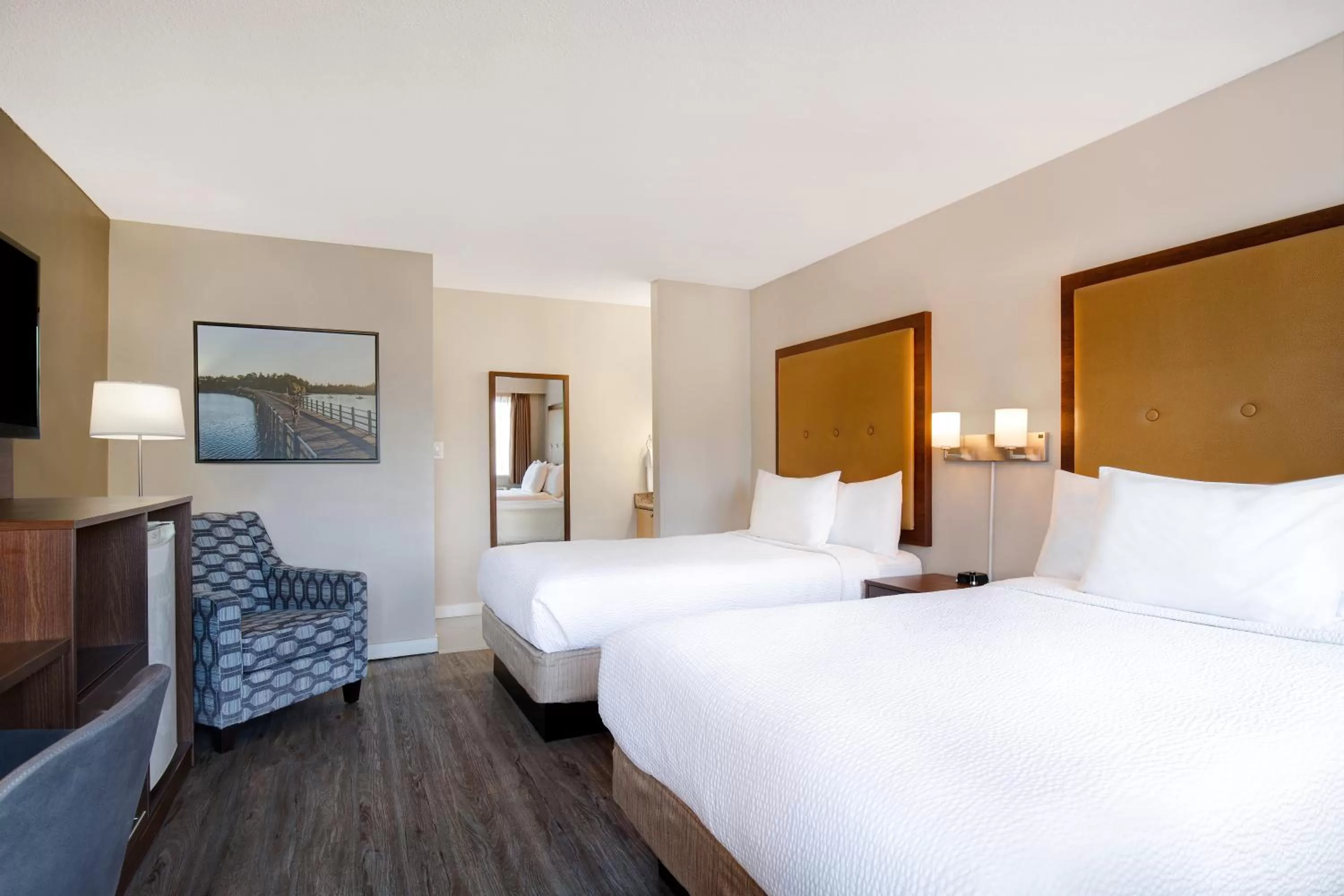 Photo of the whole room, Bed in Days Inn by Wyndham Victoria Uptown