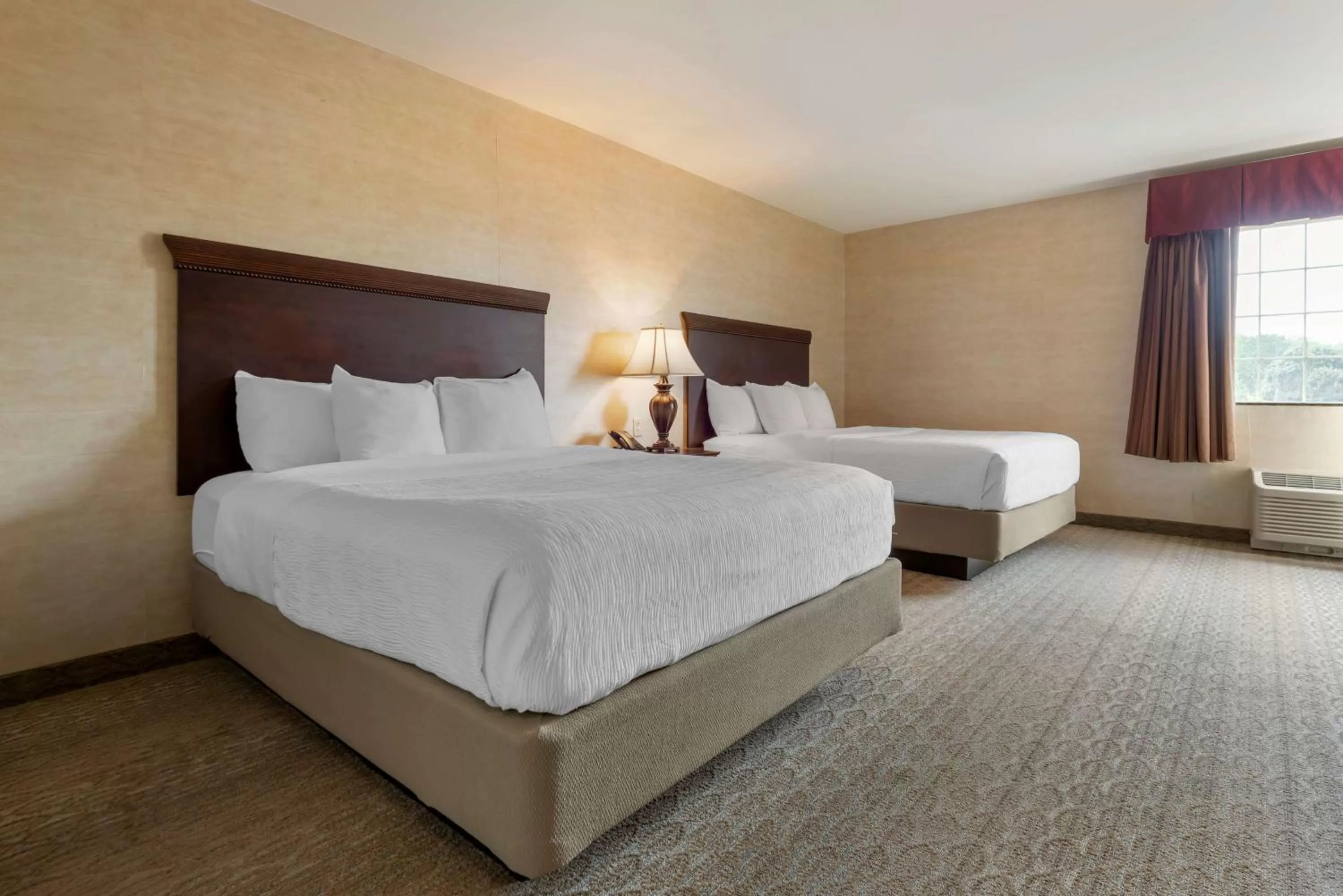Queen Room with Two Queen Beds - Mobility Access in Best Western PLUS Vineyard Inn and Suites