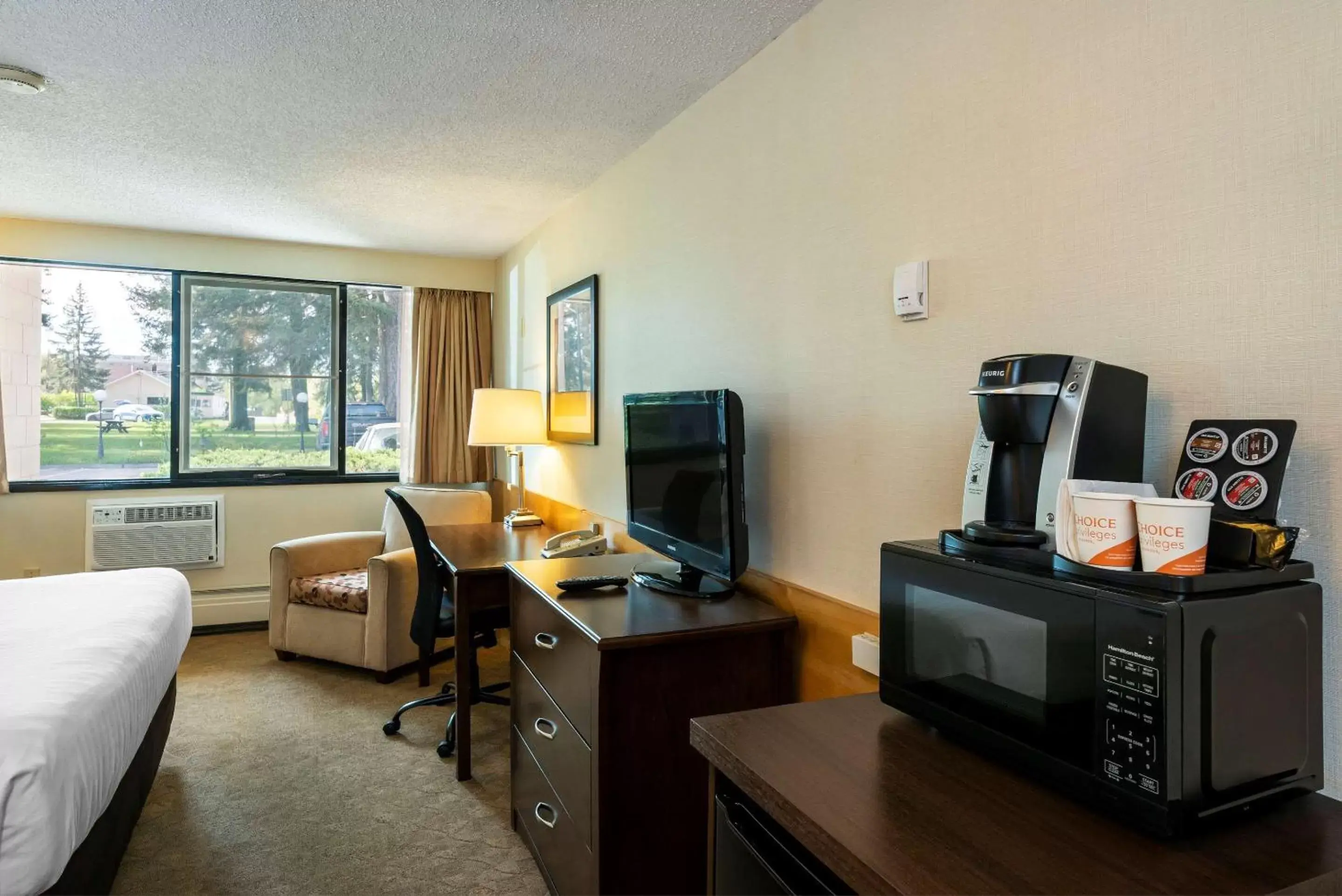 Bedroom, TV/Entertainment Center in Quality Inn