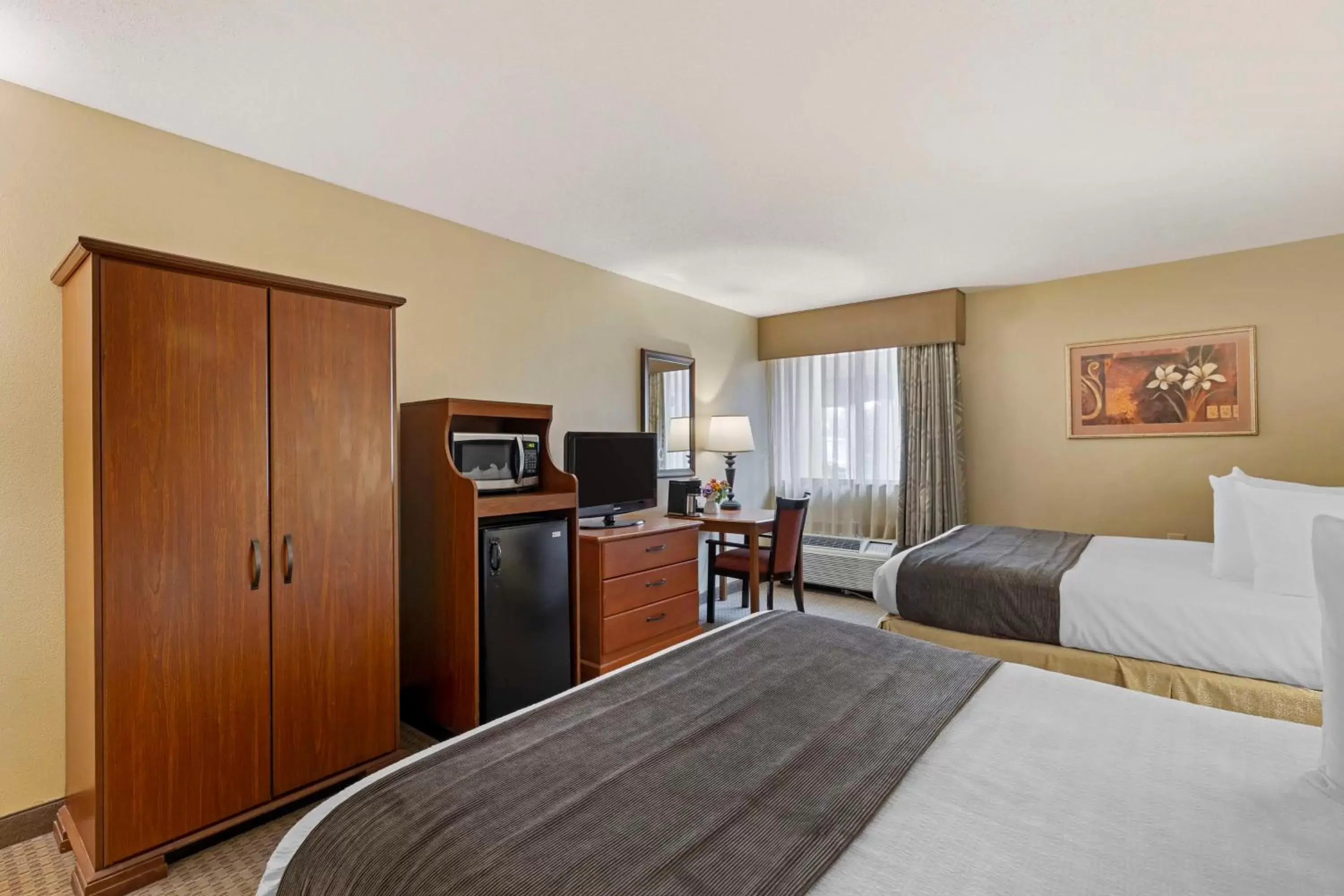 Bedroom, TV/Entertainment Center in Best Western Plus The Charles Hotel