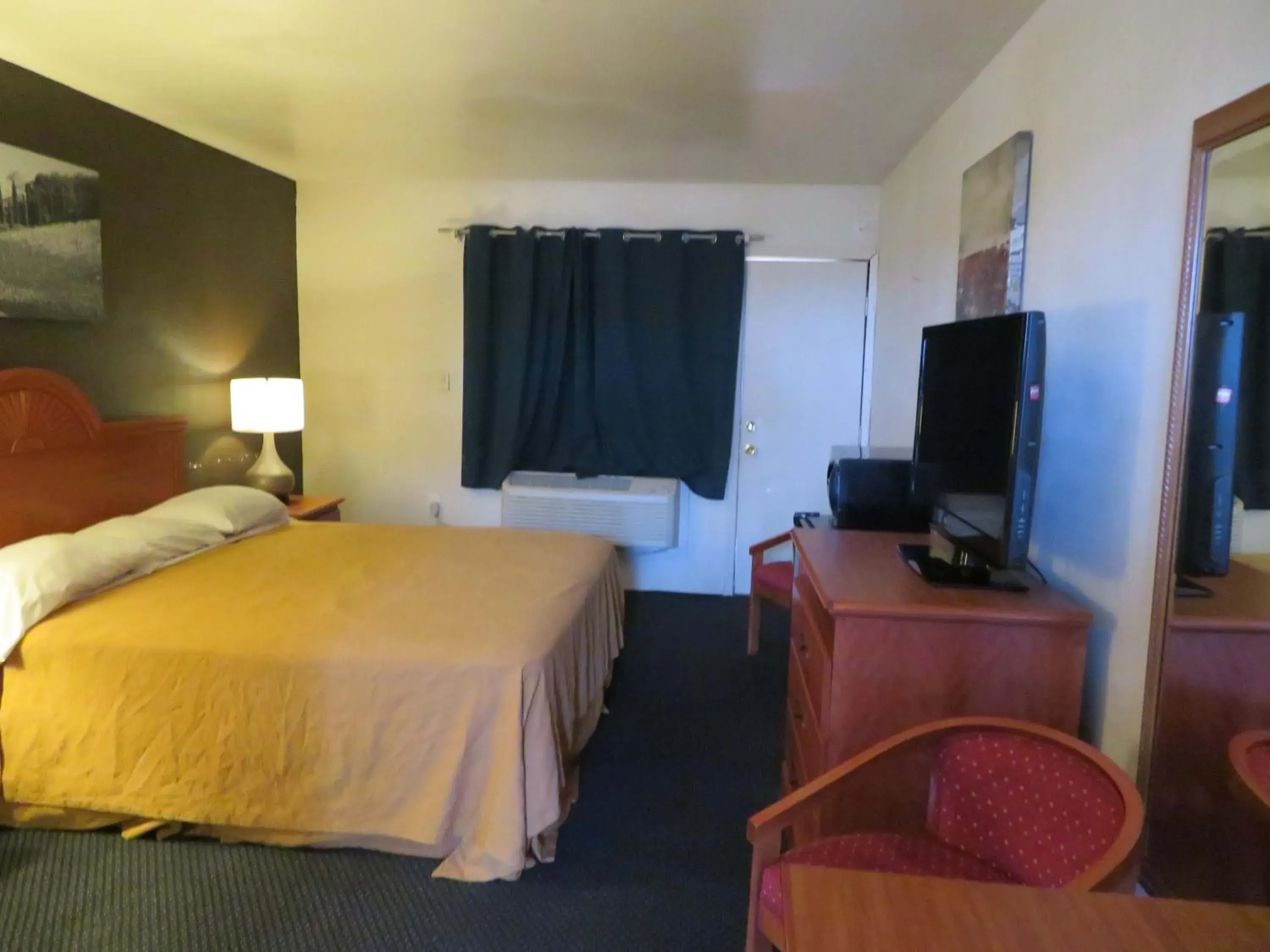 Photo of the whole room, Bed in Carquinez Inn