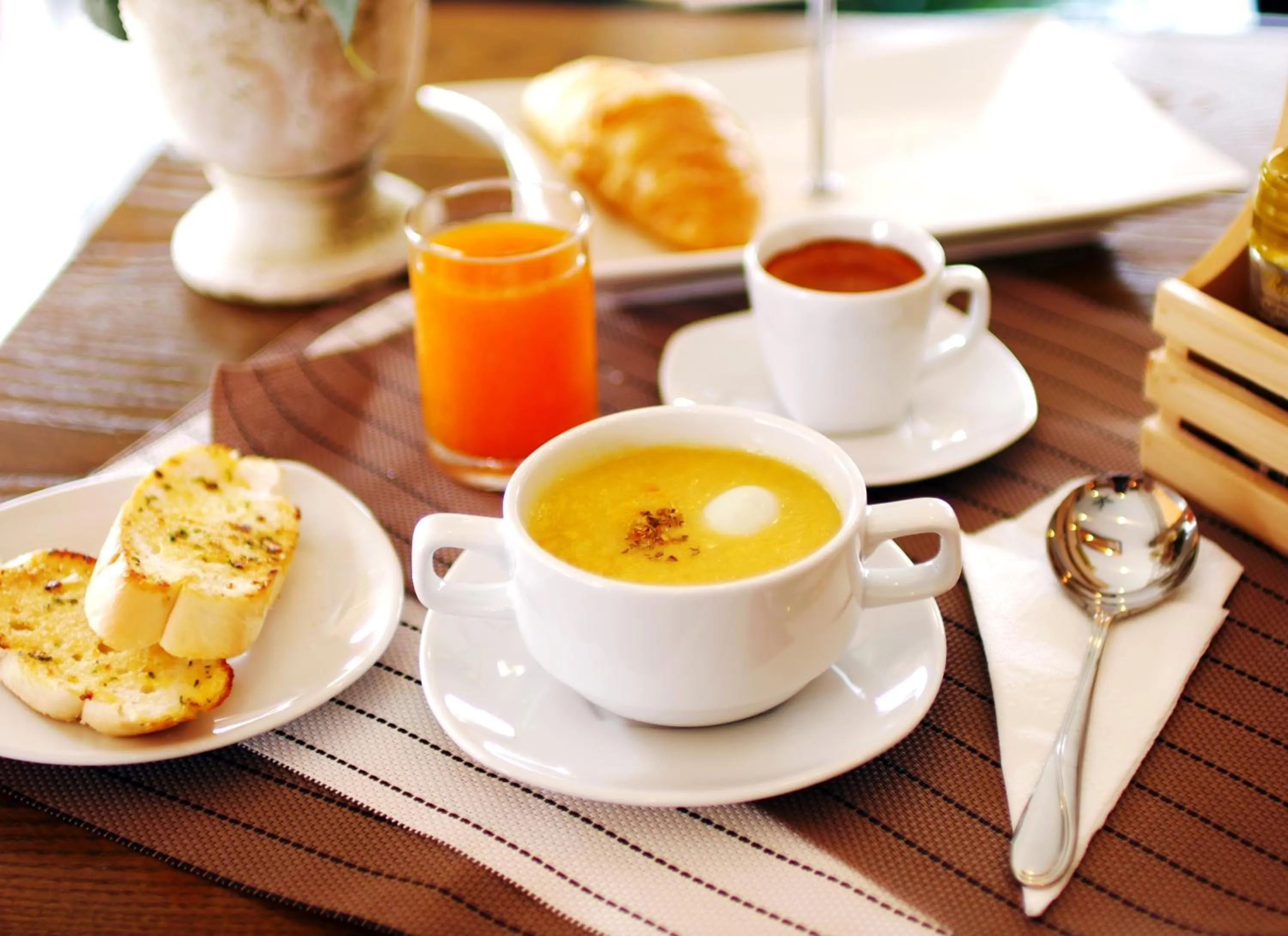 Restaurant/places to eat in Breezotel - SHA Certified