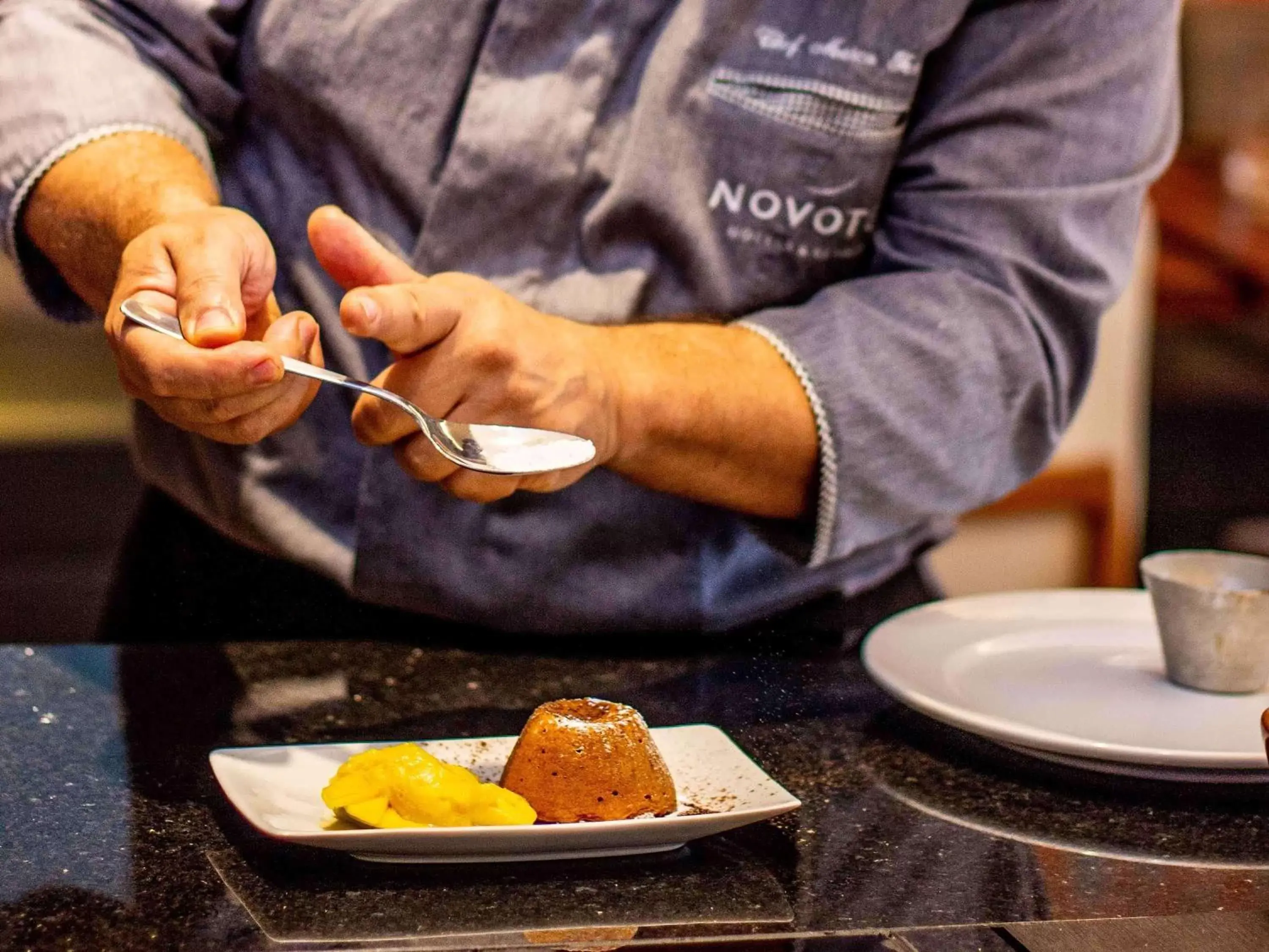 Restaurant/places to eat in Novotel Porto Alegre Airport