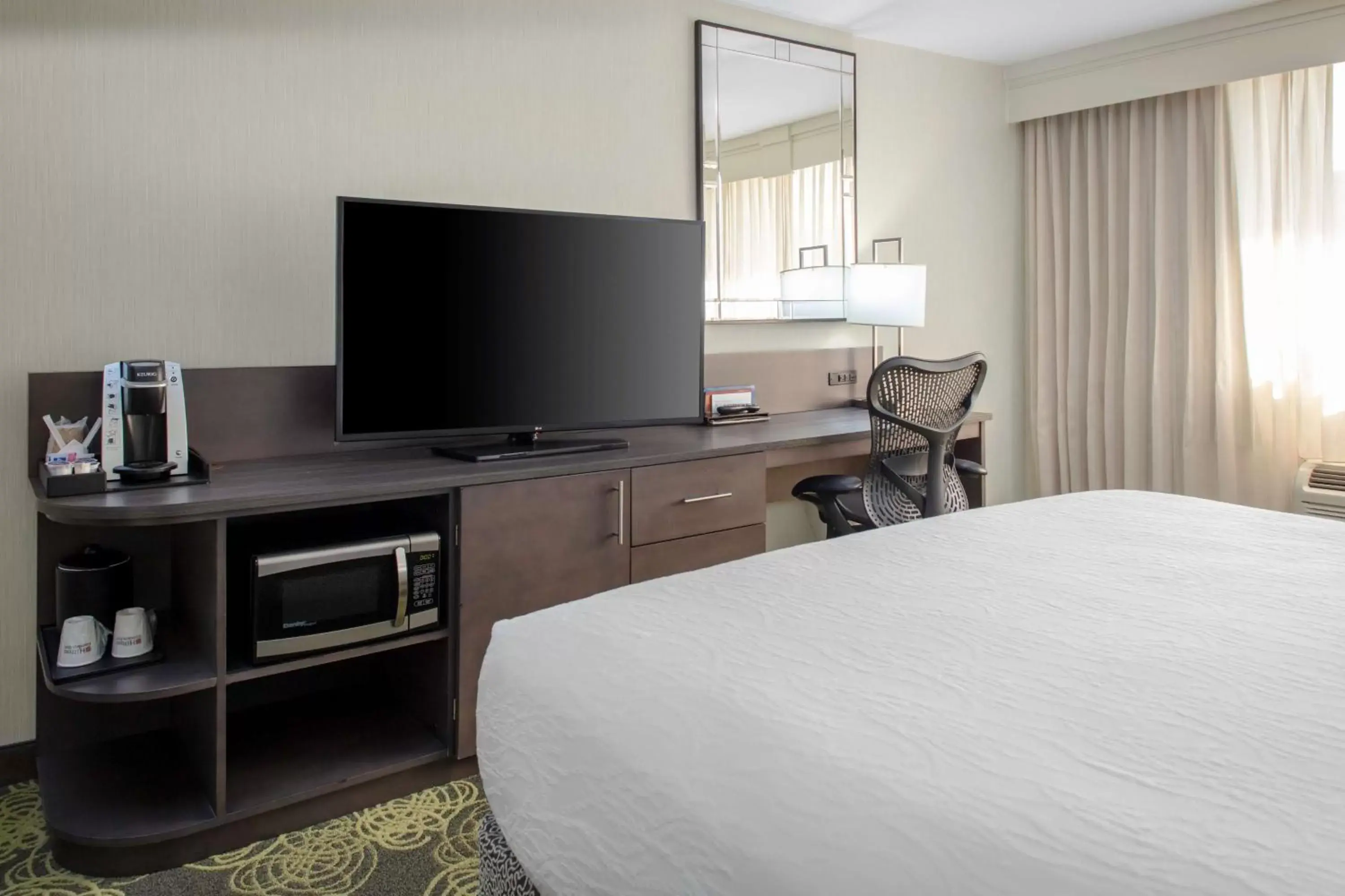 Bedroom, TV/Entertainment Center in Hilton Garden Inn Reagan National Airport