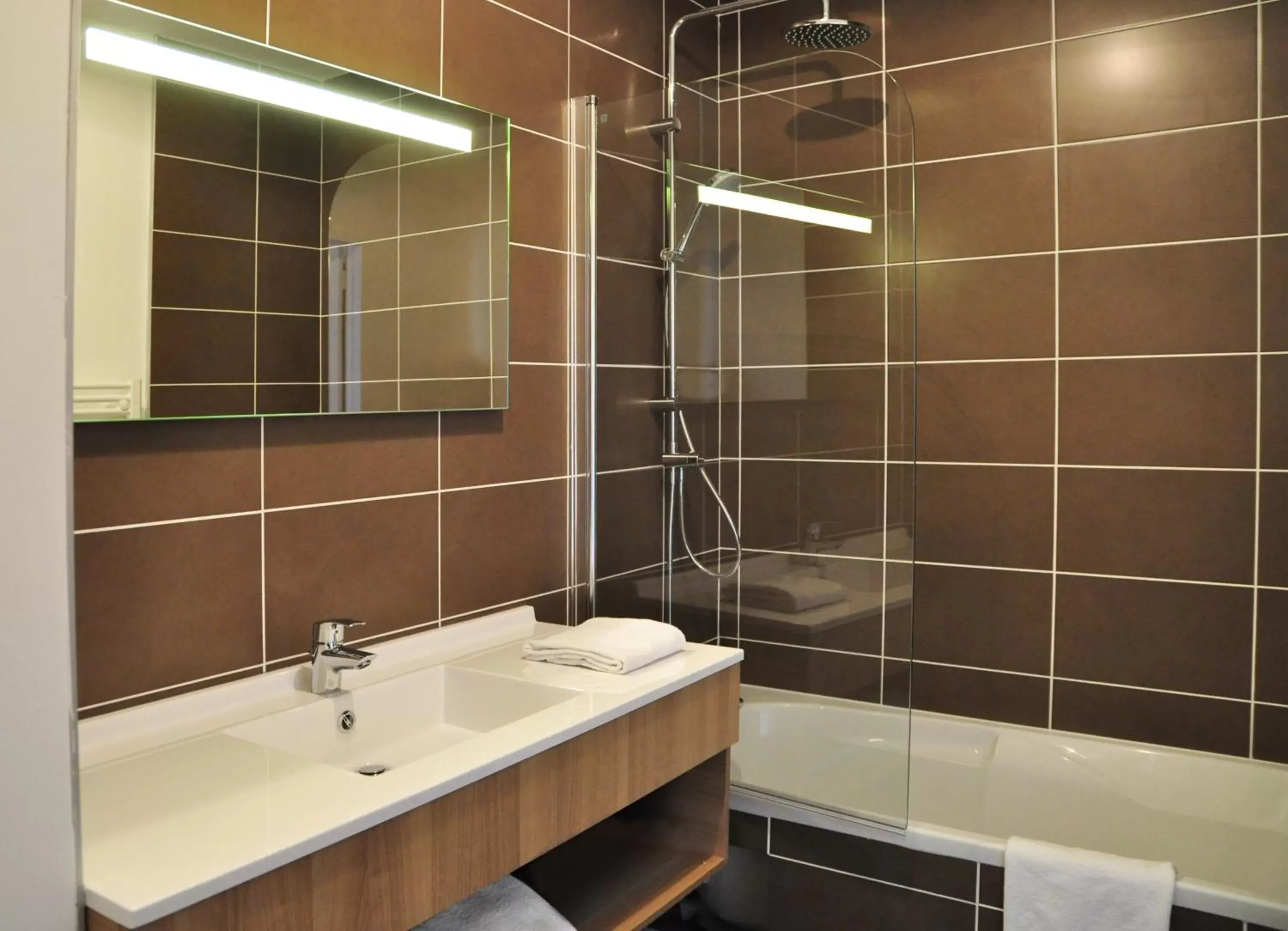 Bathroom in Golden Tulip Pornic Suites