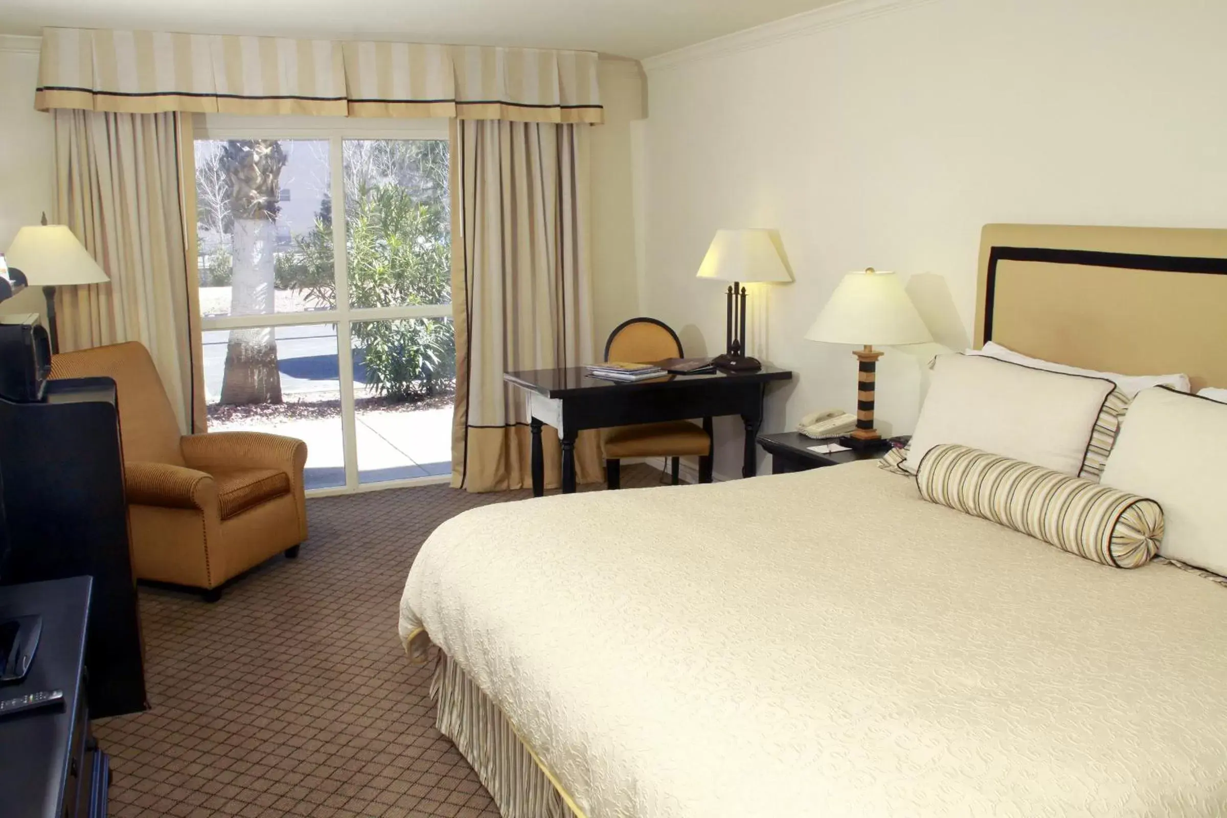 Deluxe King Room - Non-Smoking in Ramada by Wyndham Las Cruces Hotel & Conference Center