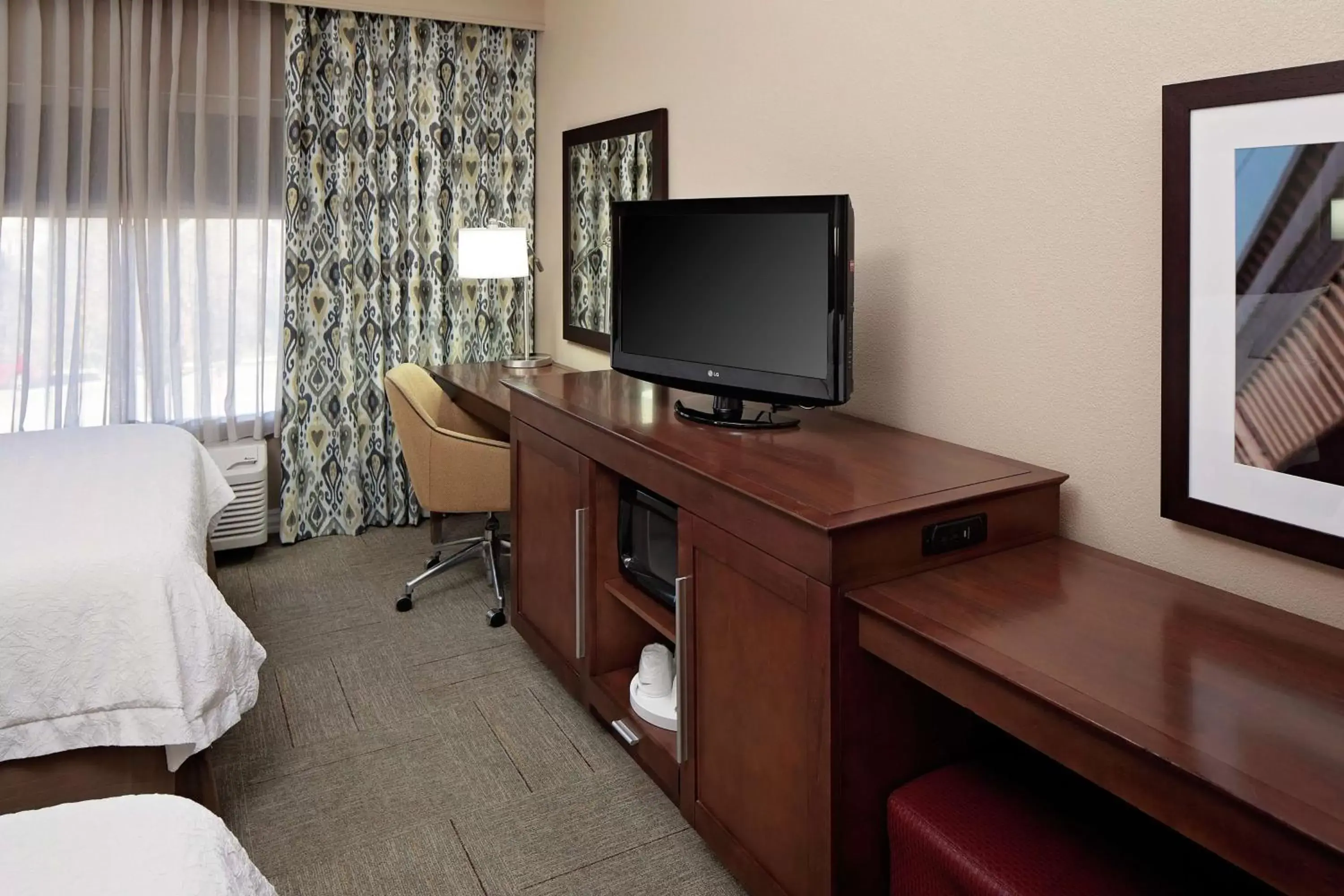 Bedroom, TV/Entertainment Center in Hampton Inn By Hilton & Suites Denton