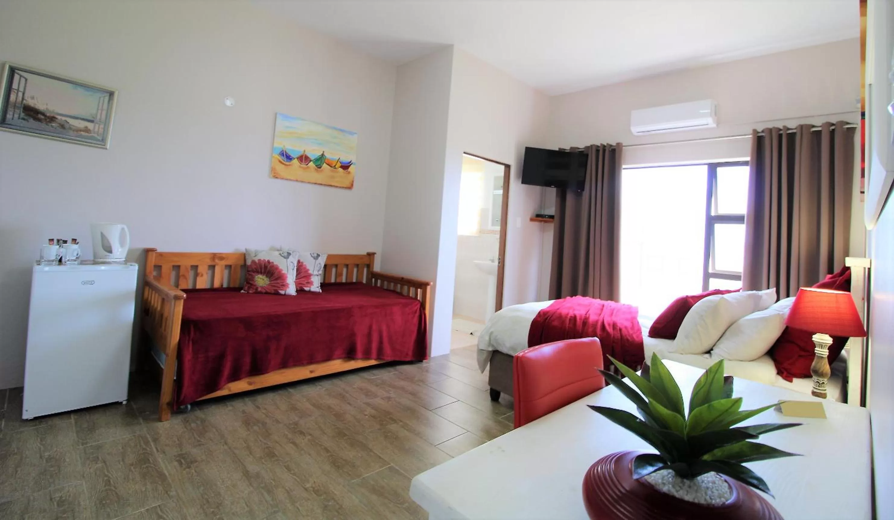 Communal lounge/ TV room, Bed in Cove View B&B