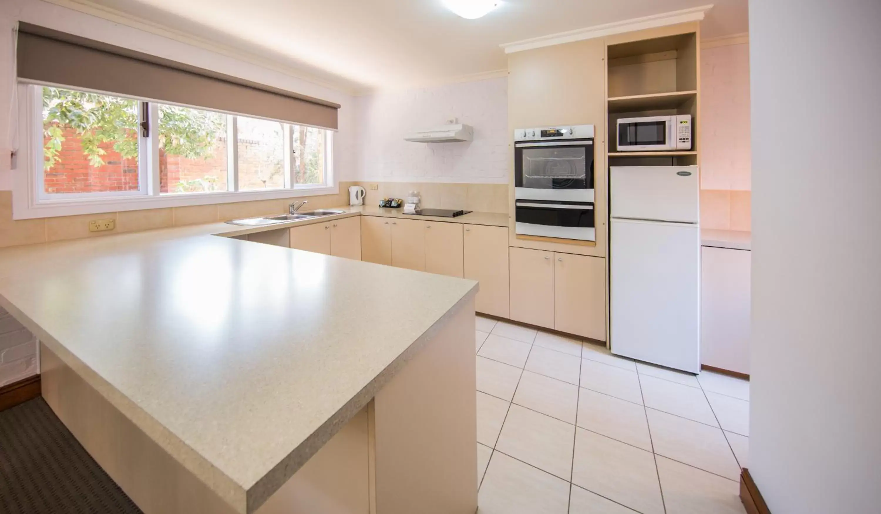 Kitchen or kitchenette, Kitchen/Kitchenette in Mercure Ballarat Hotel & Convention Centre