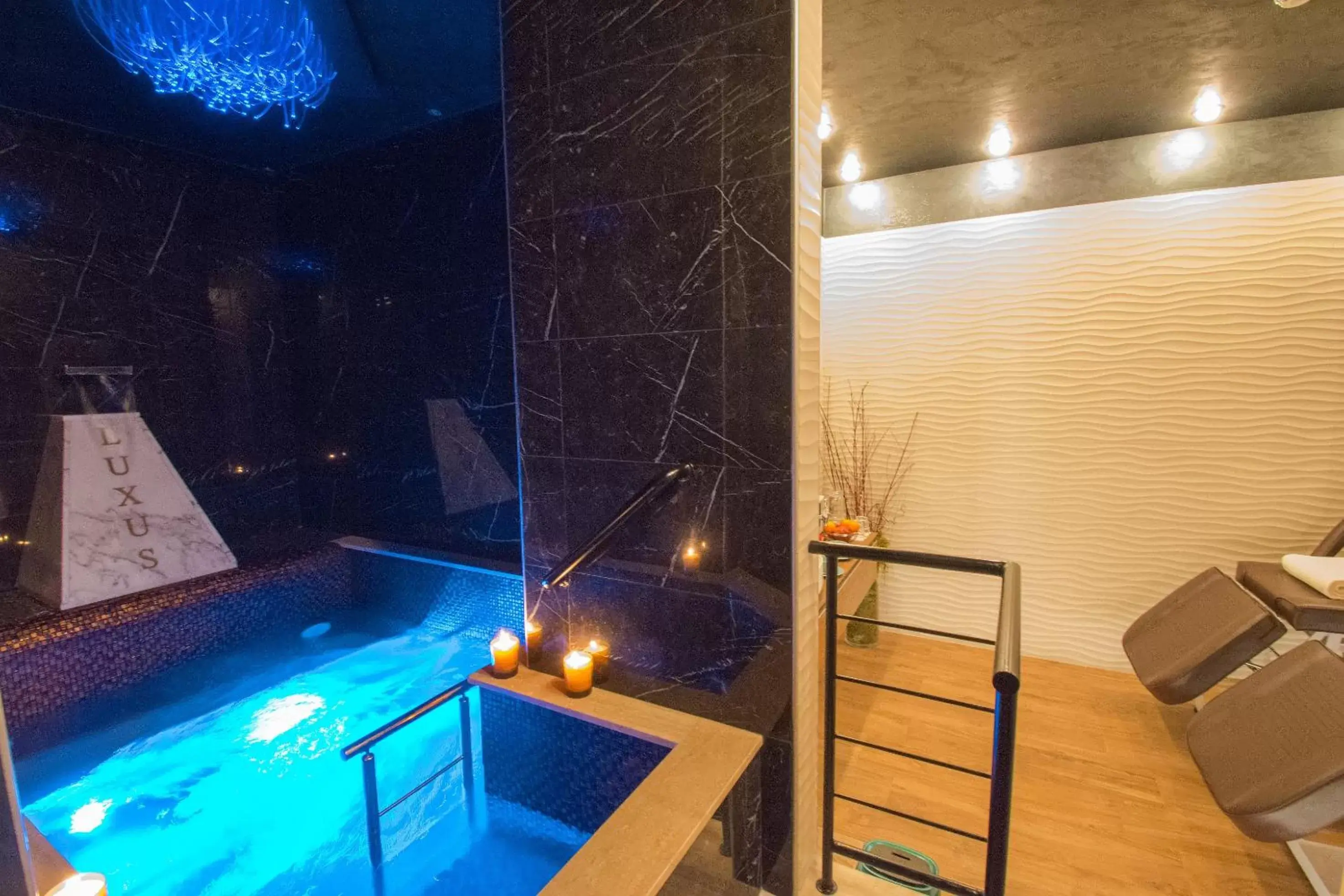 Hot Tub, Swimming Pool in Roma Luxus Hotel