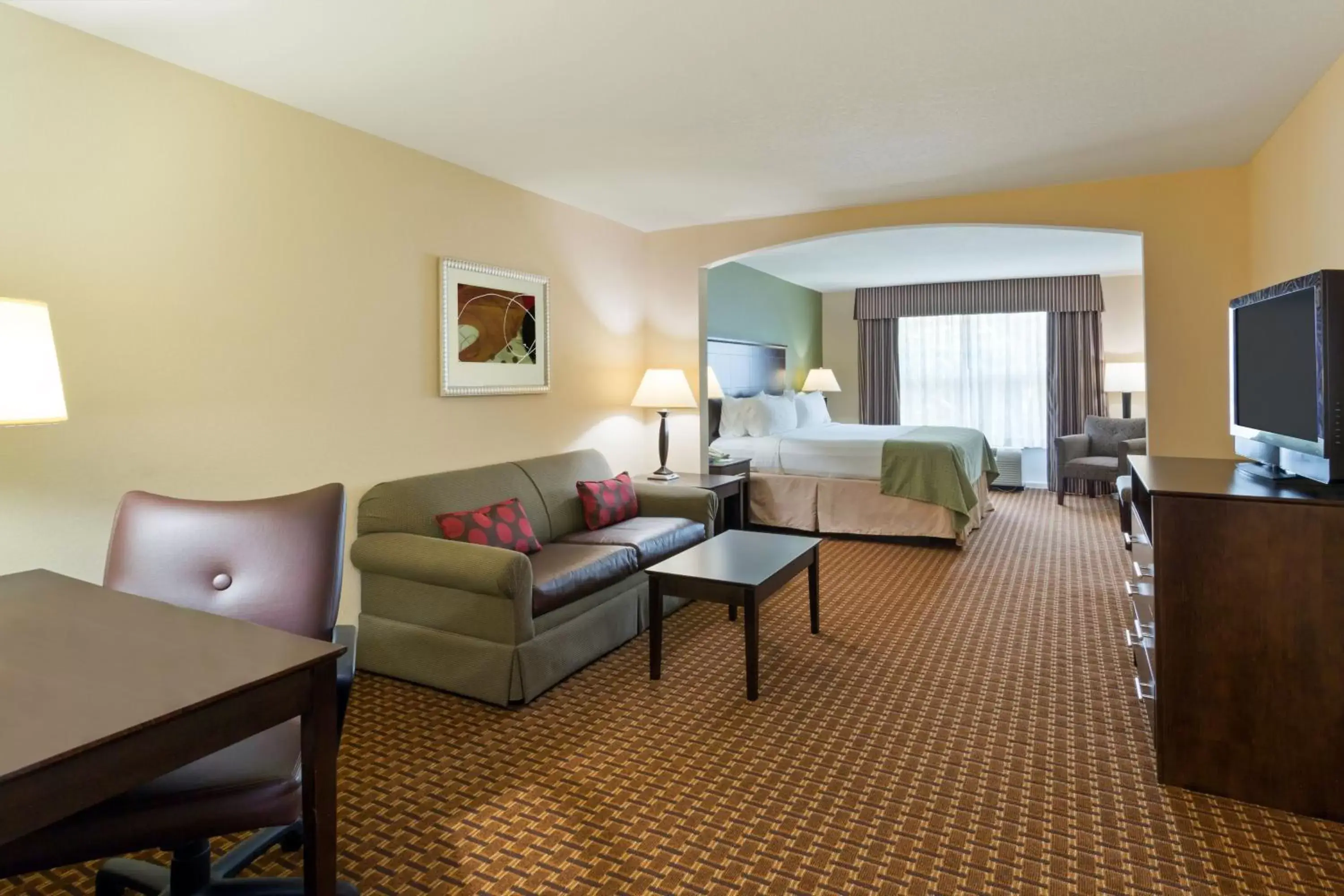 Bedroom, Seating Area in Holiday Inn Daytona Beach LPGA Boulevard, an IHG Hotel