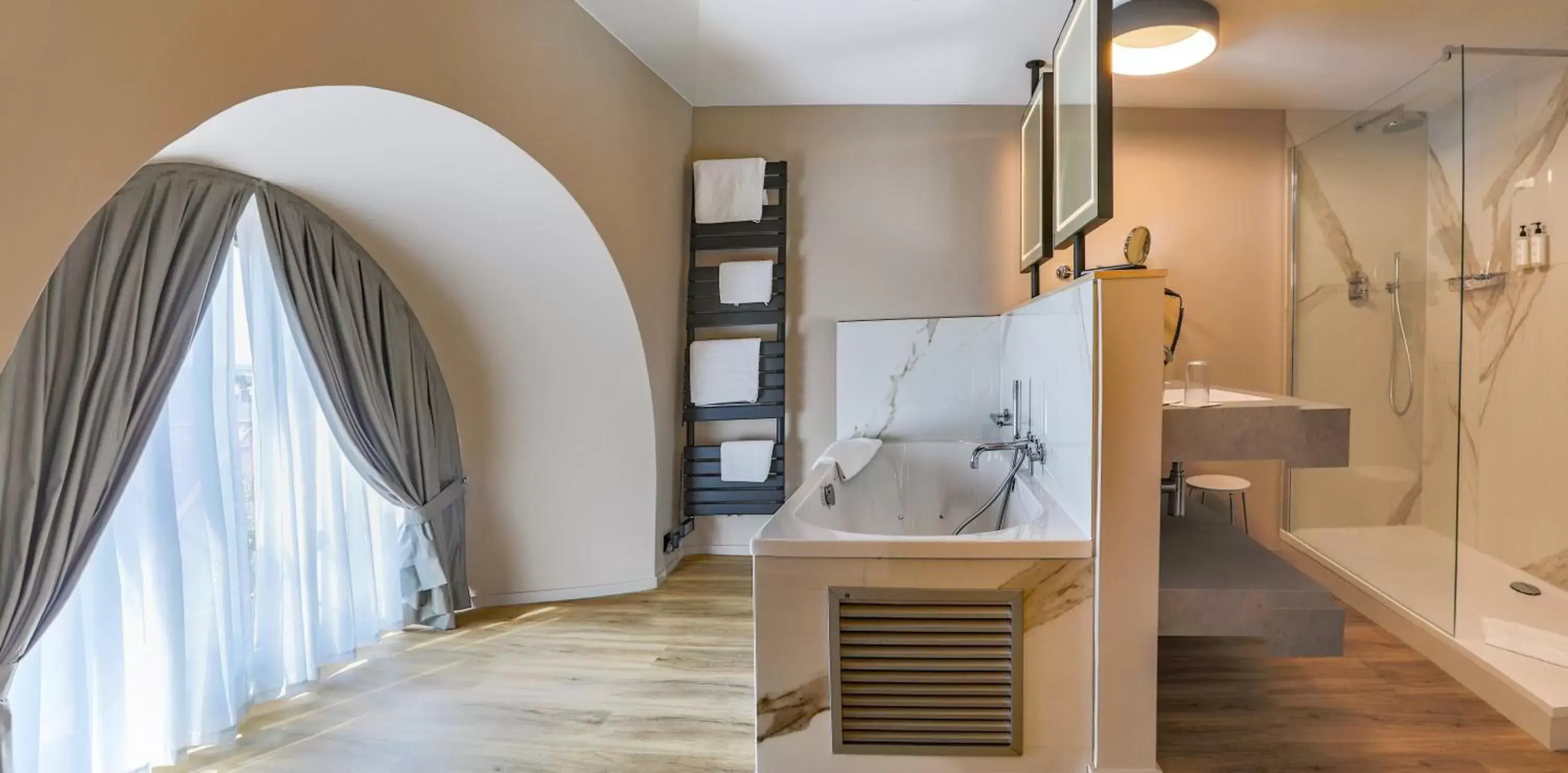 Property building, Bathroom in Hotel Quartier Latin