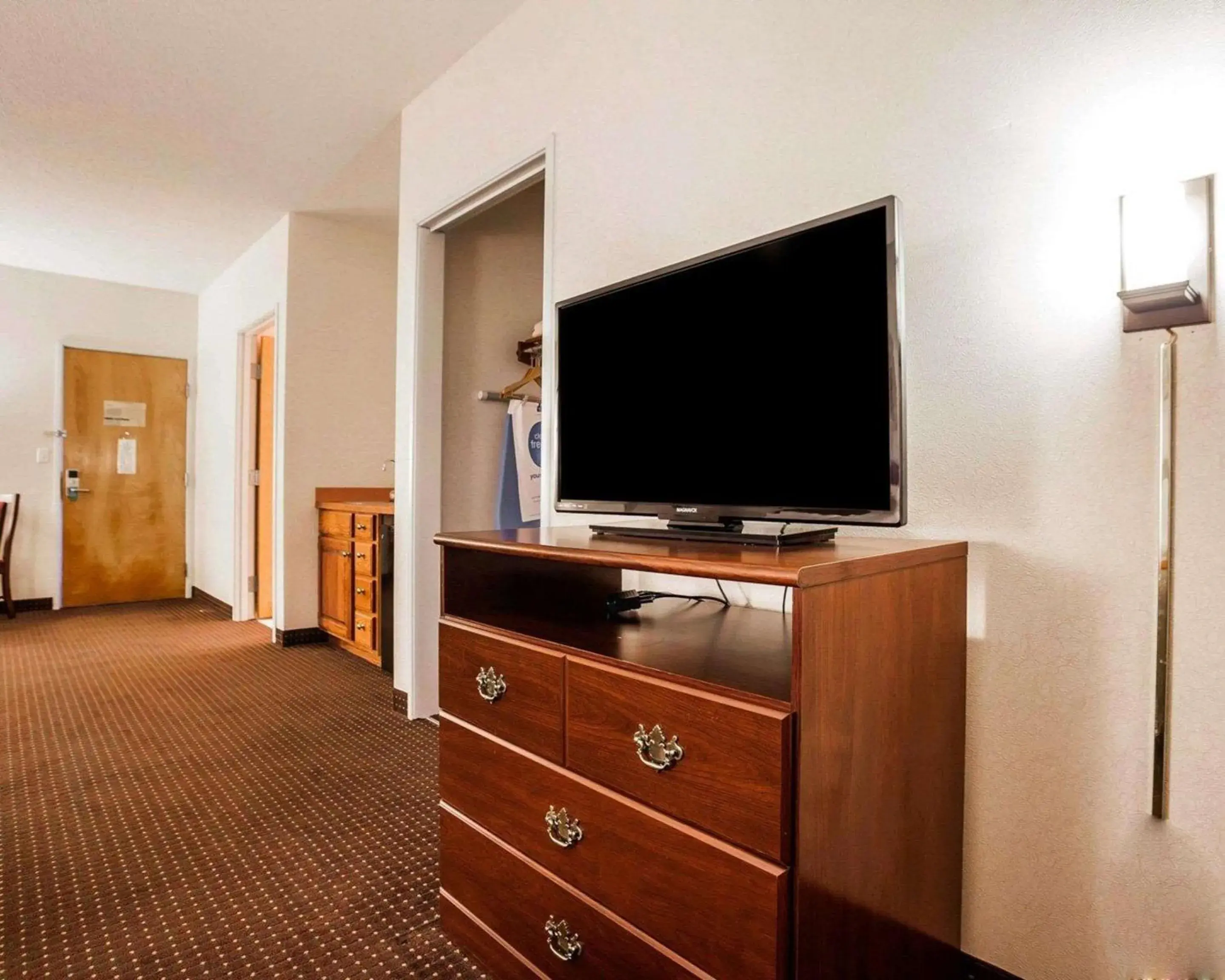 Bedroom, TV/Entertainment Center in Quality Inn Kingdom City, MO