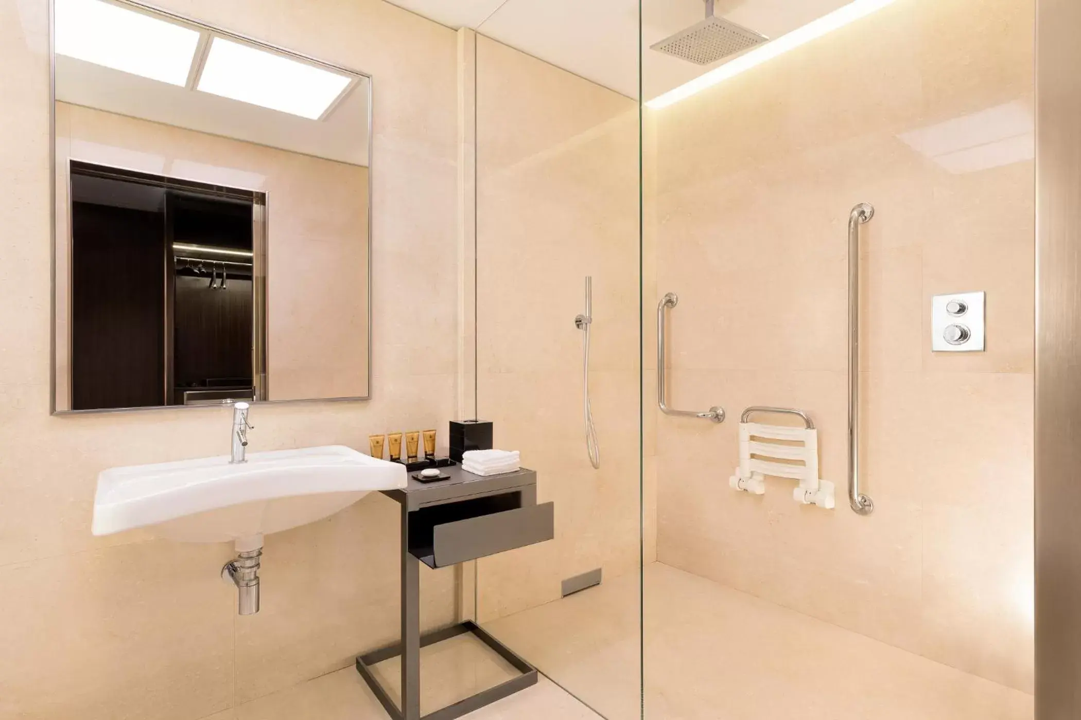 Bathroom in Excelsior Hotel Gallia, a Luxury Collection Hotel, Milan