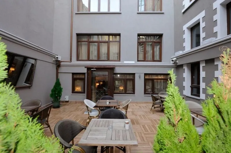 Restaurant/places to eat in Collage Pera Hotel