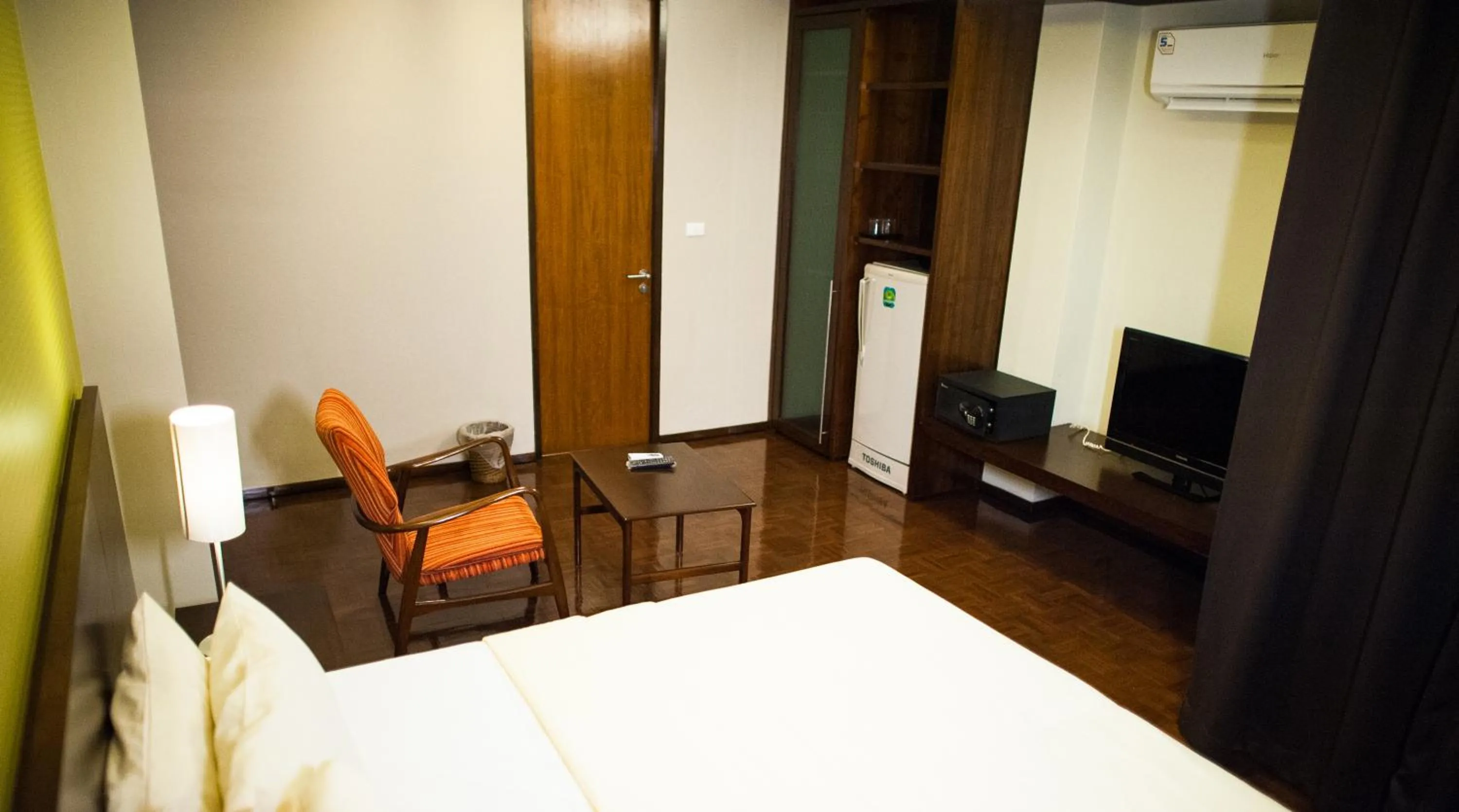 Bathroom, Bed in Baansilom Soi 3