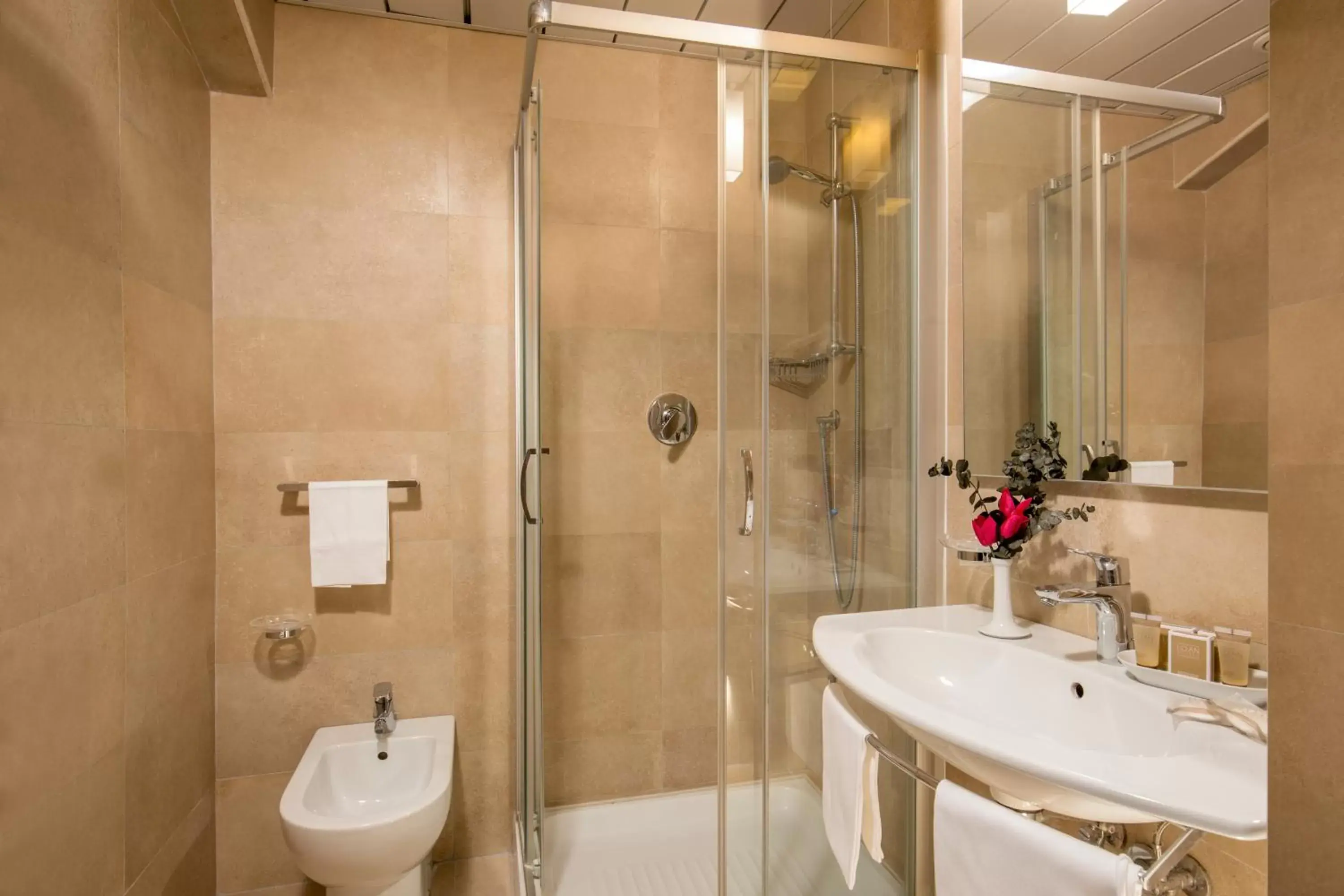 Shower, Bathroom in Grand Hotel Fleming by OMNIA hotels
