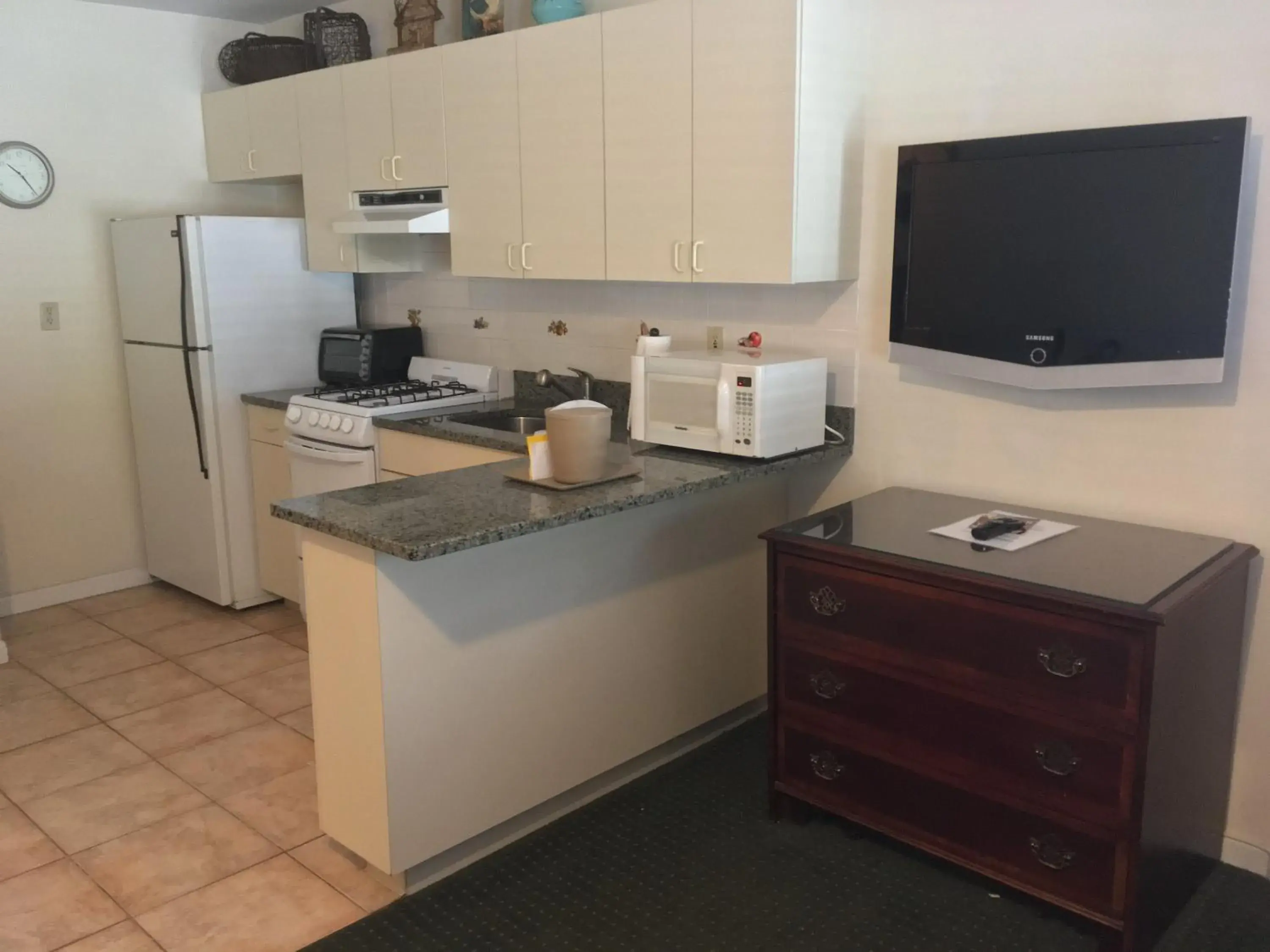 Kitchen or kitchenette, TV/Entertainment Center in Whitman Motor Lodge