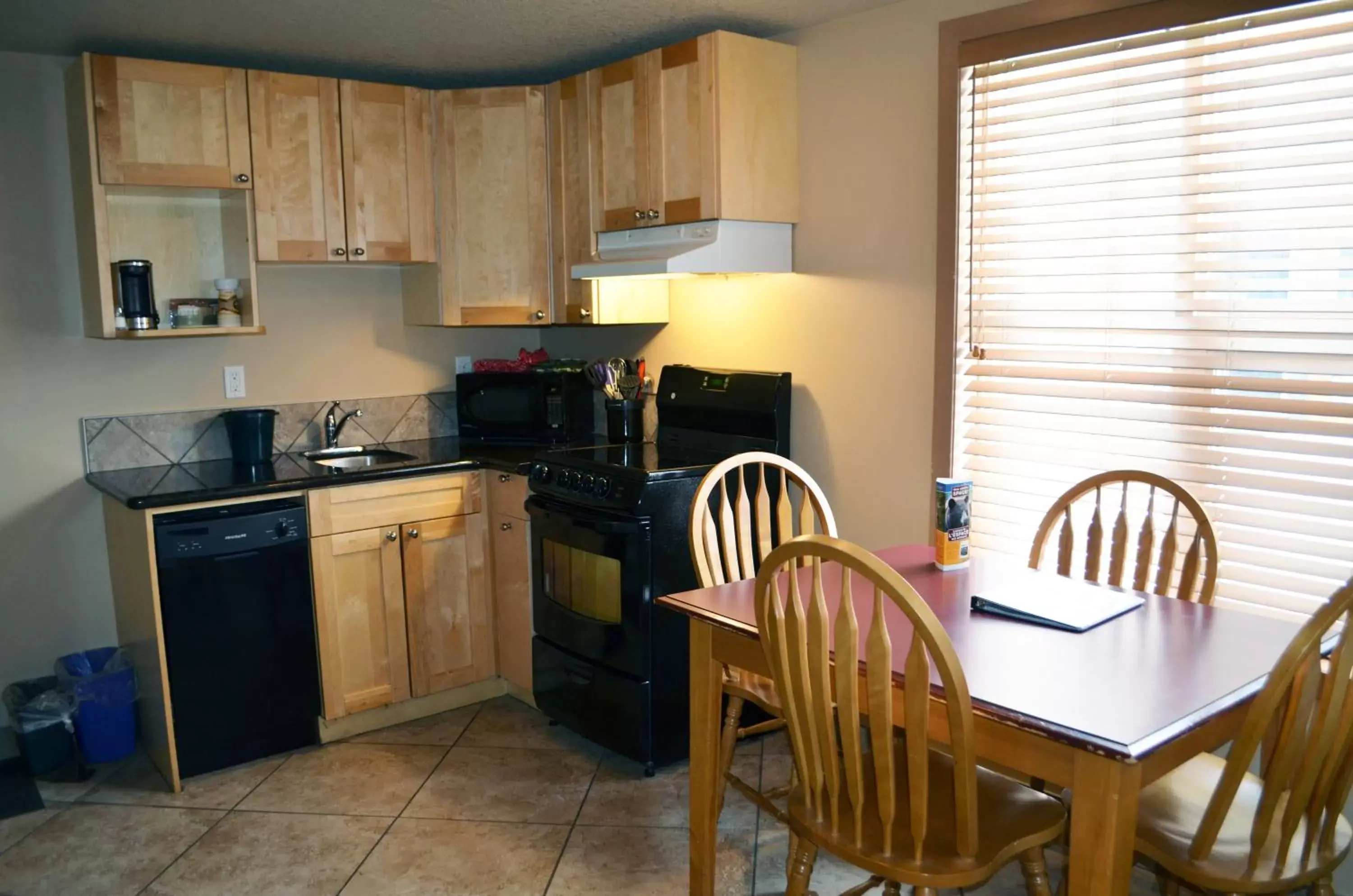 Kitchen or kitchenette, Kitchen/Kitchenette in Waterton Lakes Lodge Resort