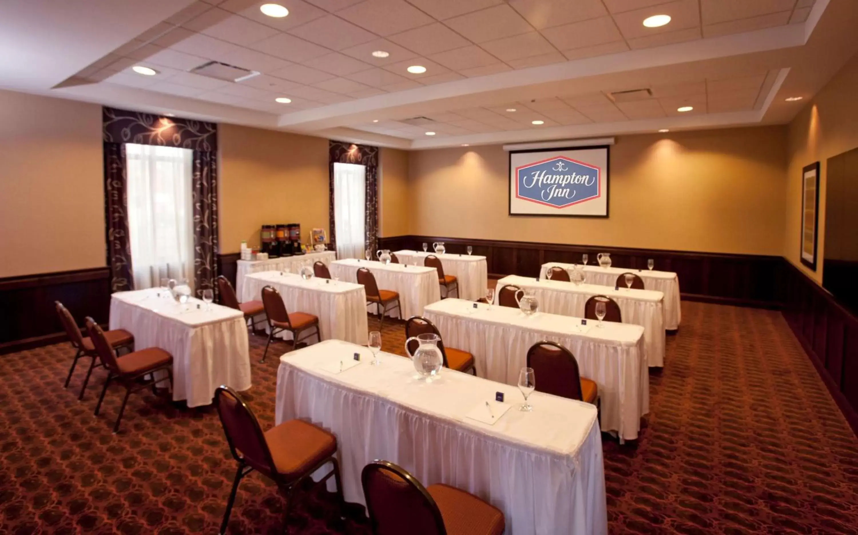 Meeting/conference room in Hampton Inn Marquette-Waterfront