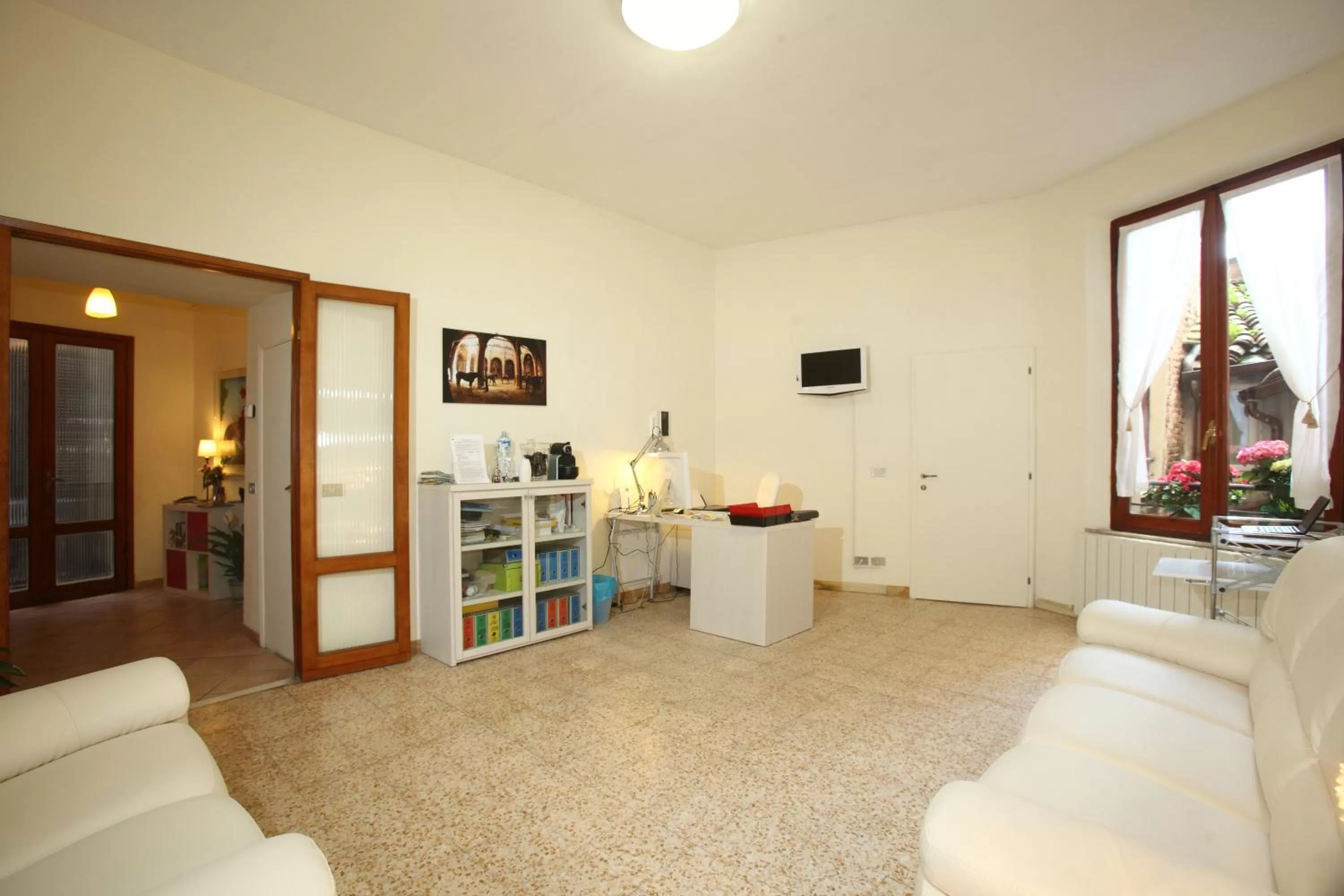 Communal lounge/ TV room in Hotel La Perla