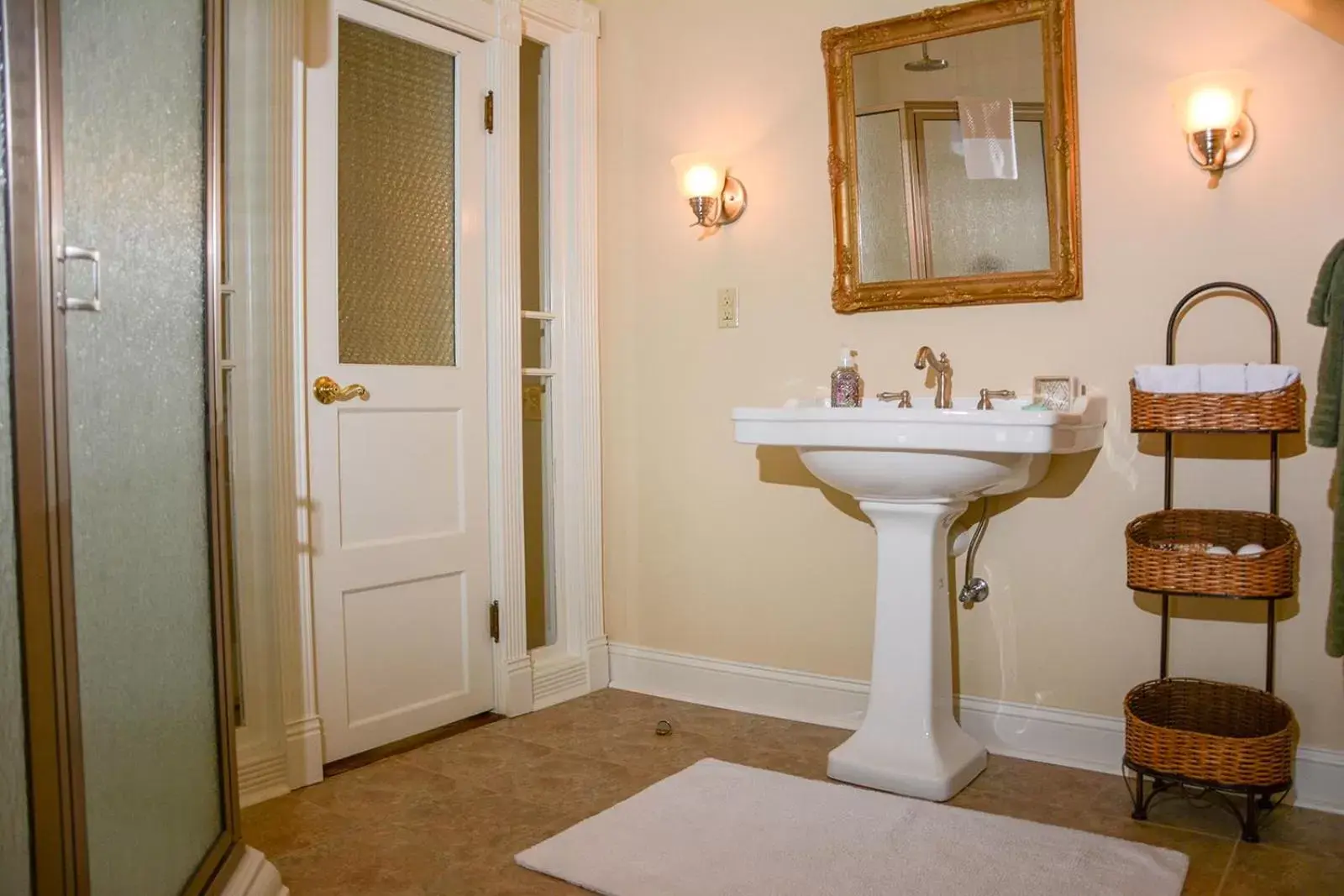 Bathroom in The Towers Bed & Breakfast