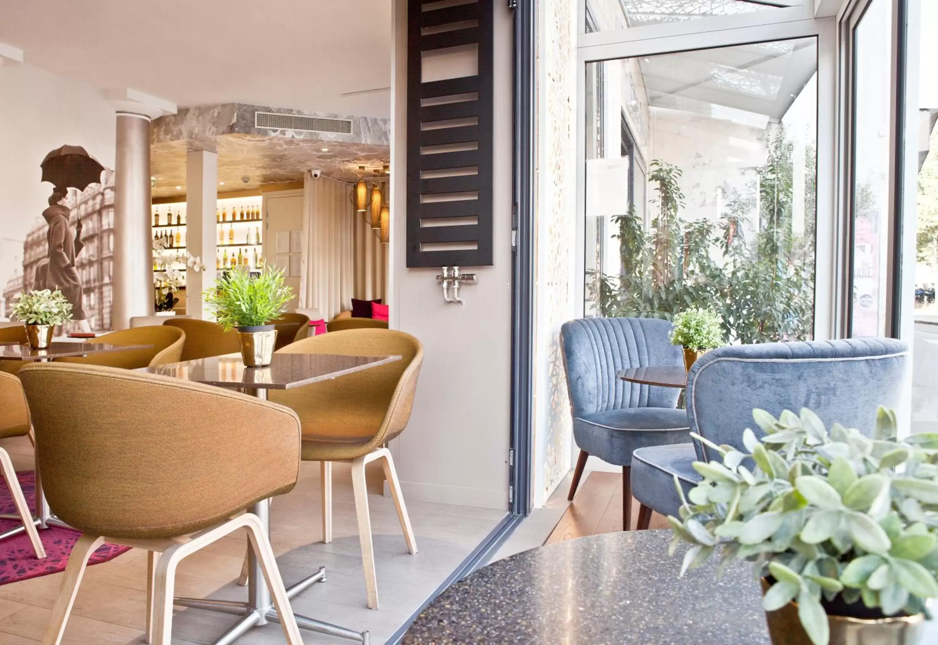 Patio, Lounge/Bar in Hotel Eiffel Segur