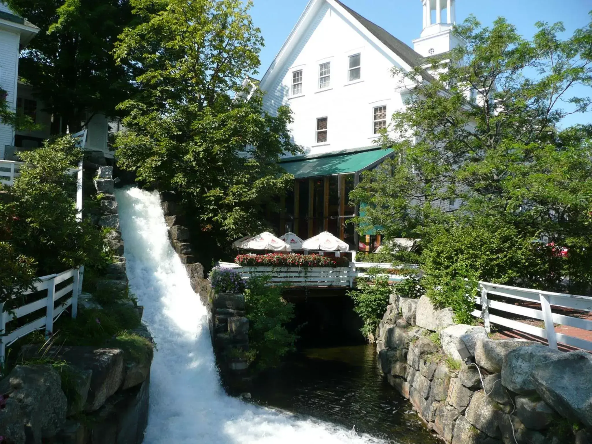 Restaurant/places to eat, Property Building in Mill Falls at the Lake