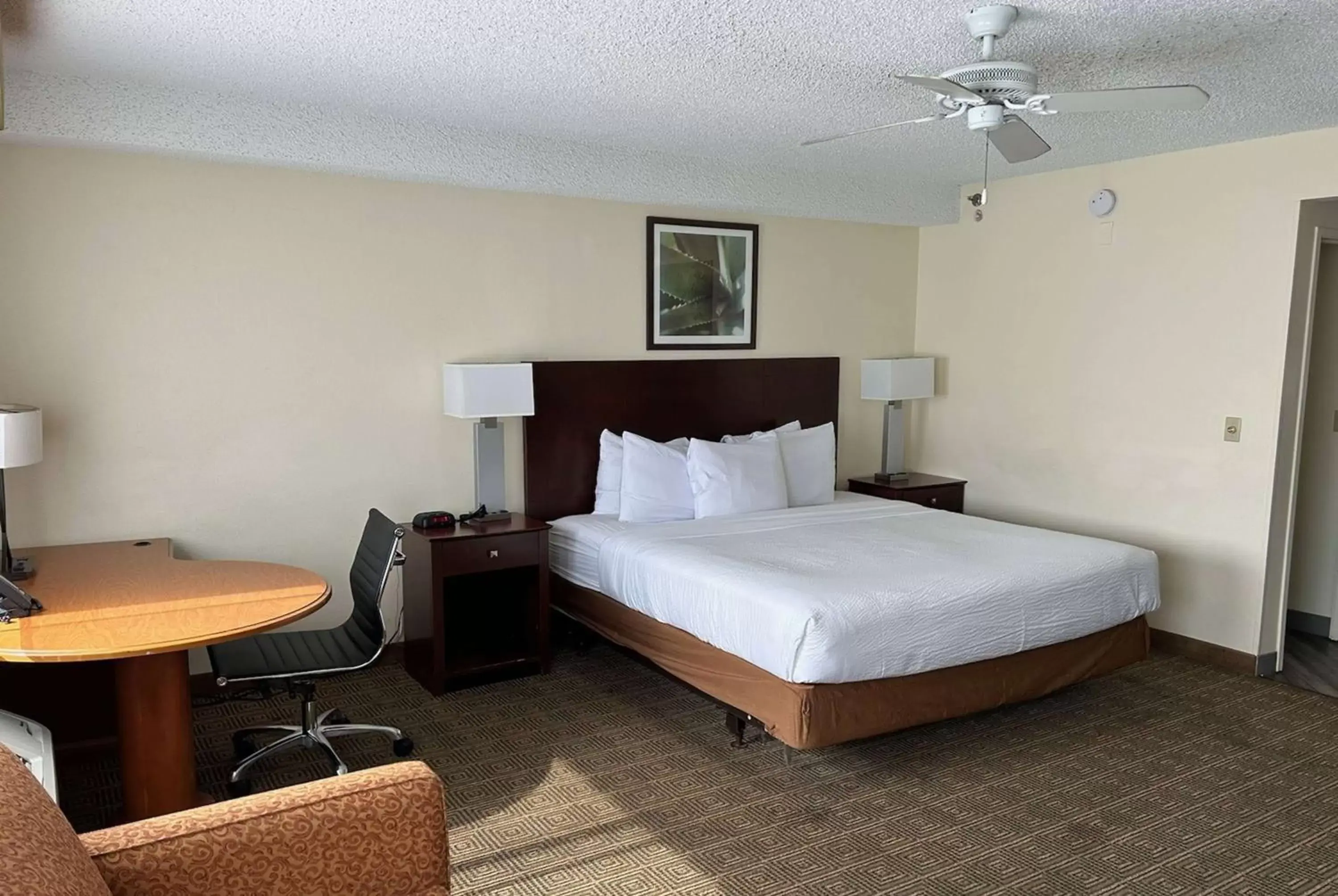Photo of the whole room, Bed in La Quinta by Wyndham Orlando South