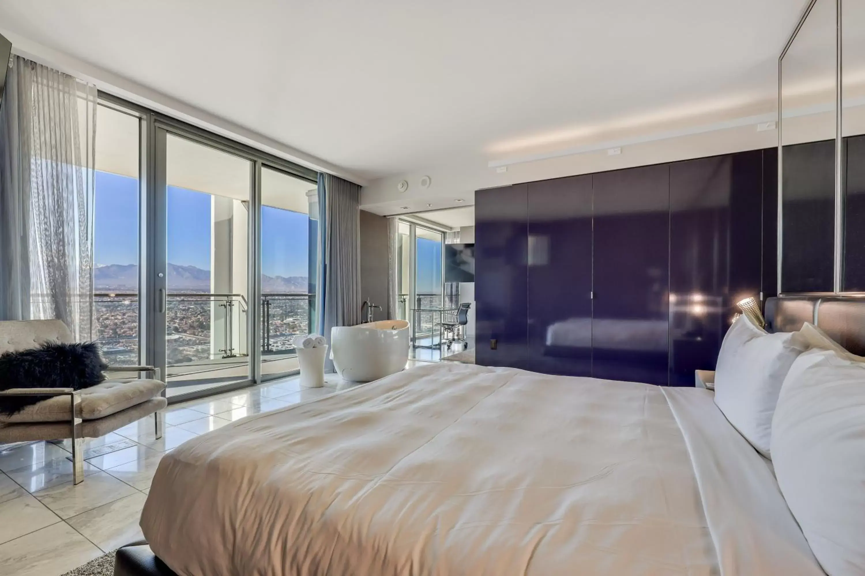 Bed in Vegas Palms HIGH 52nd fl. 1BDR corner penthouse 1220sqft