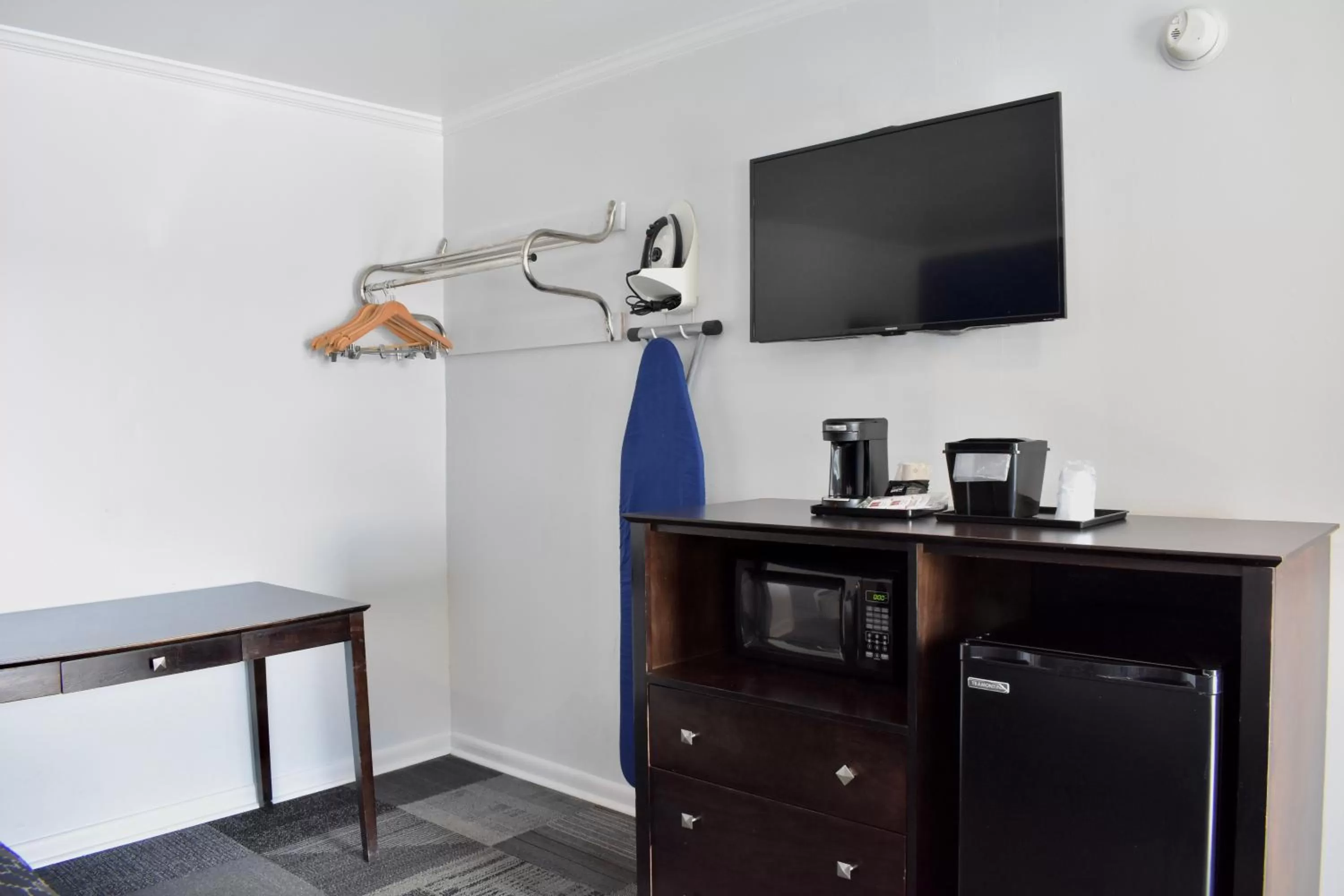 TV and multimedia in Rodeway Inn Swainsboro