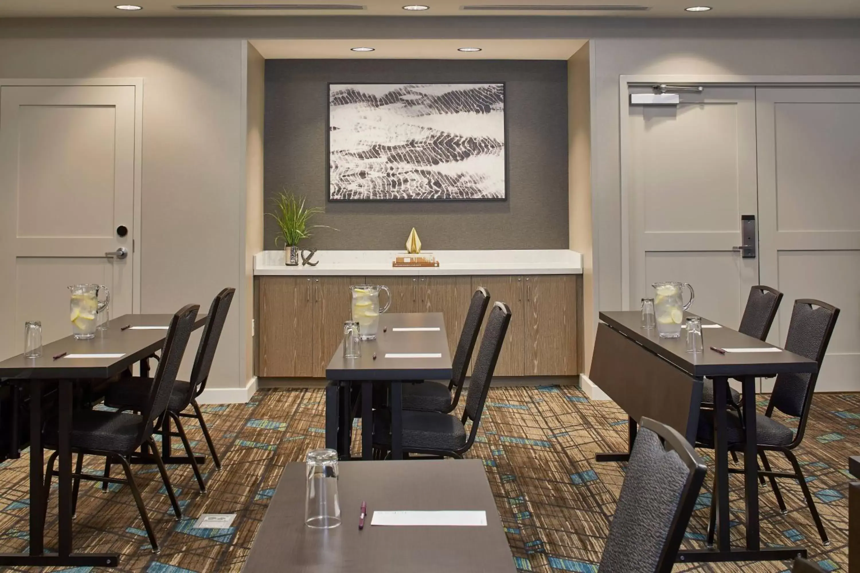 Meeting/conference room, Restaurant/Places to Eat in Residence Inn by Marriott Cleveland University Circle/Medical Center