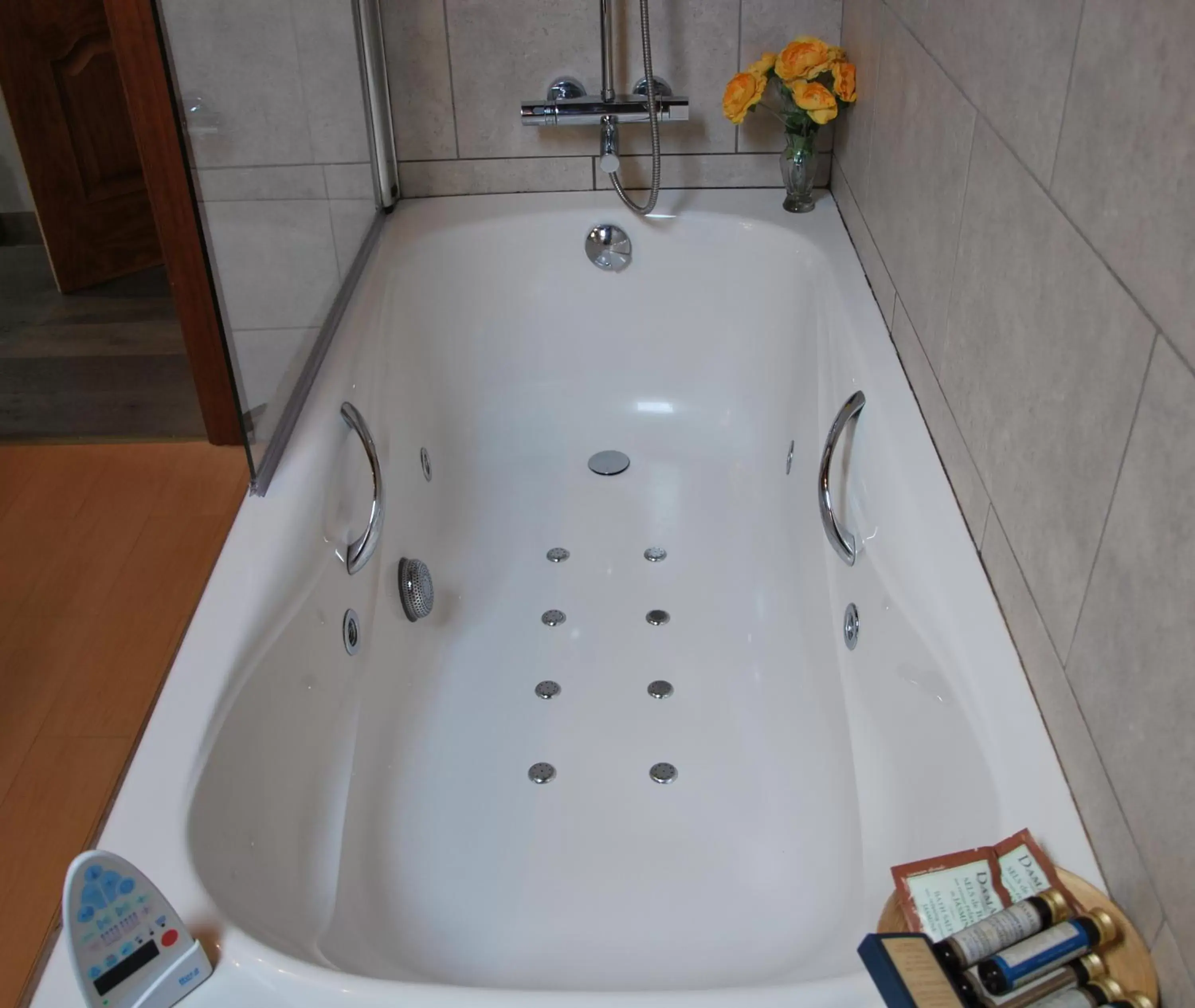 Hot Tub, Bathroom in Hotel Selba d'Ansils