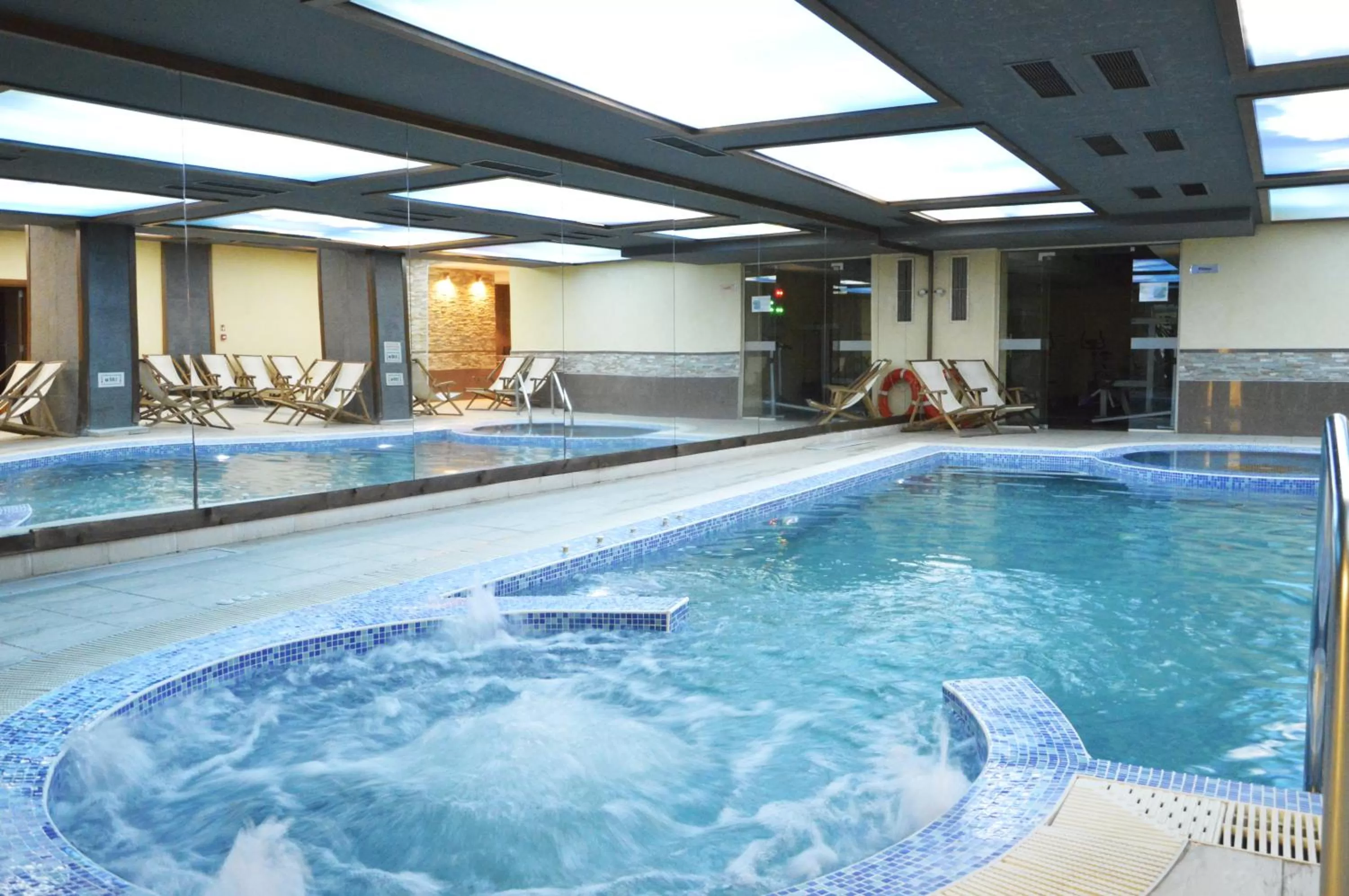 Swimming pool in Gardenia Park Hotel