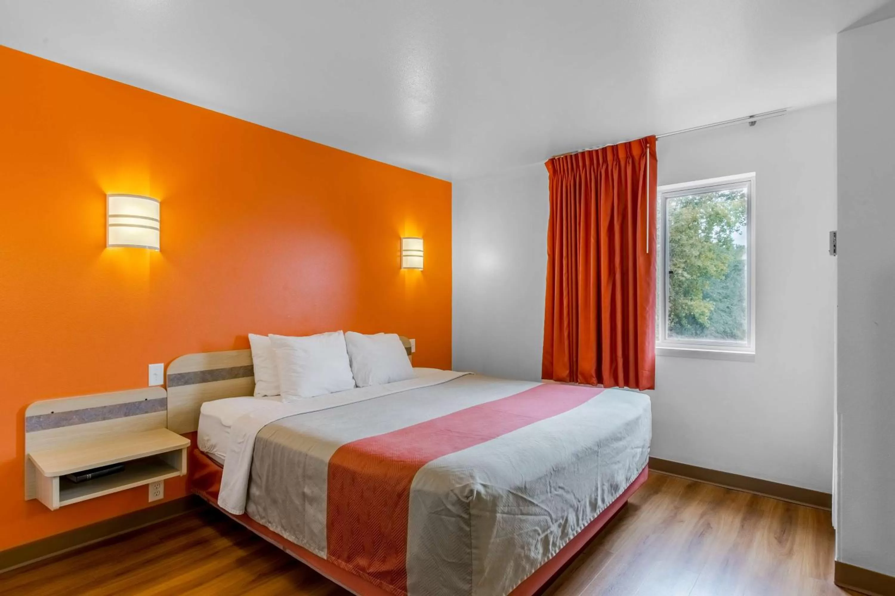 Photo of the whole room, Bed in Motel 6-Baraboo, WI - Lake Delton-Wisconsin Dells