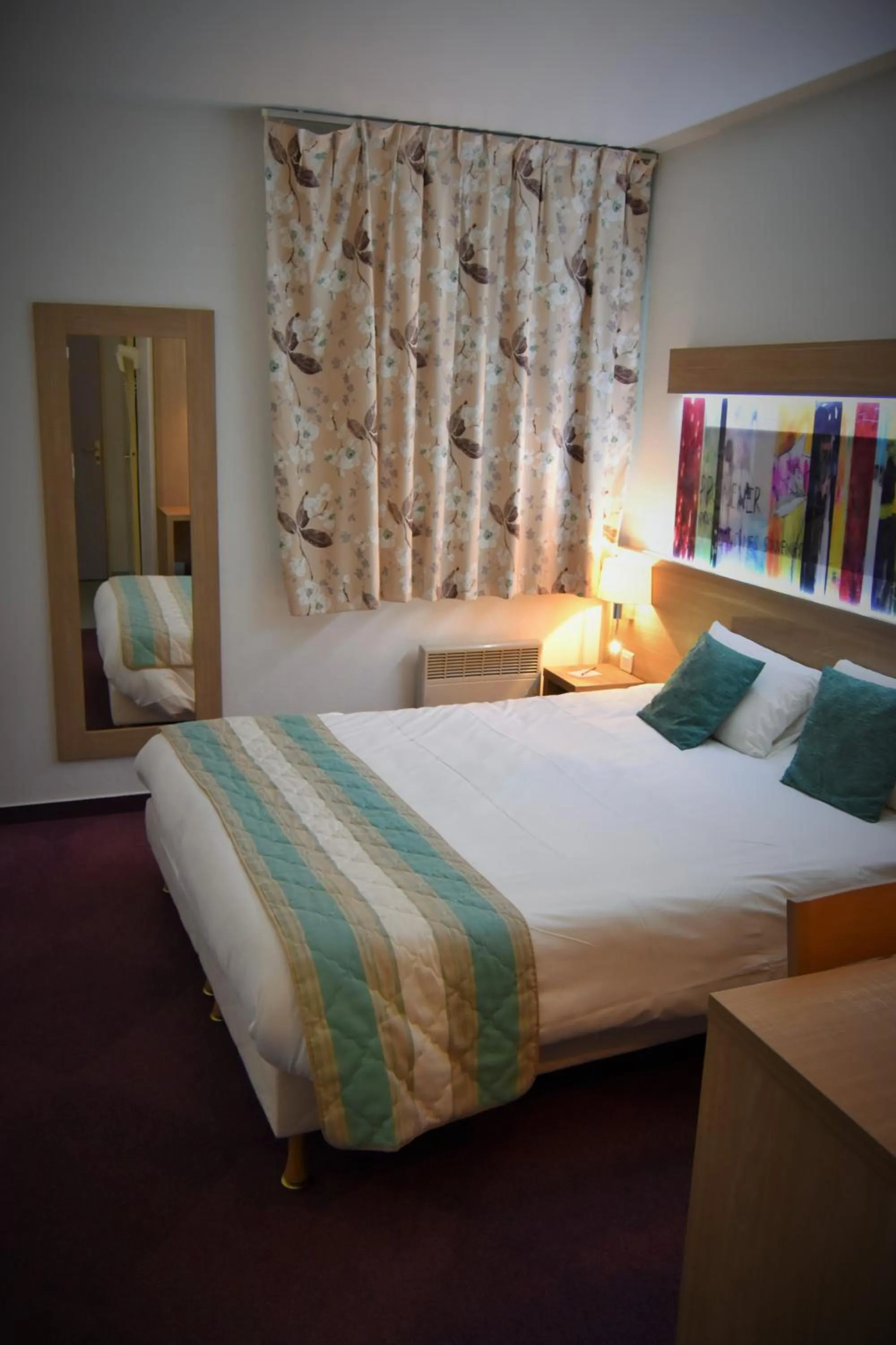 Bed in Contact Hotel Utah Beach Carentan