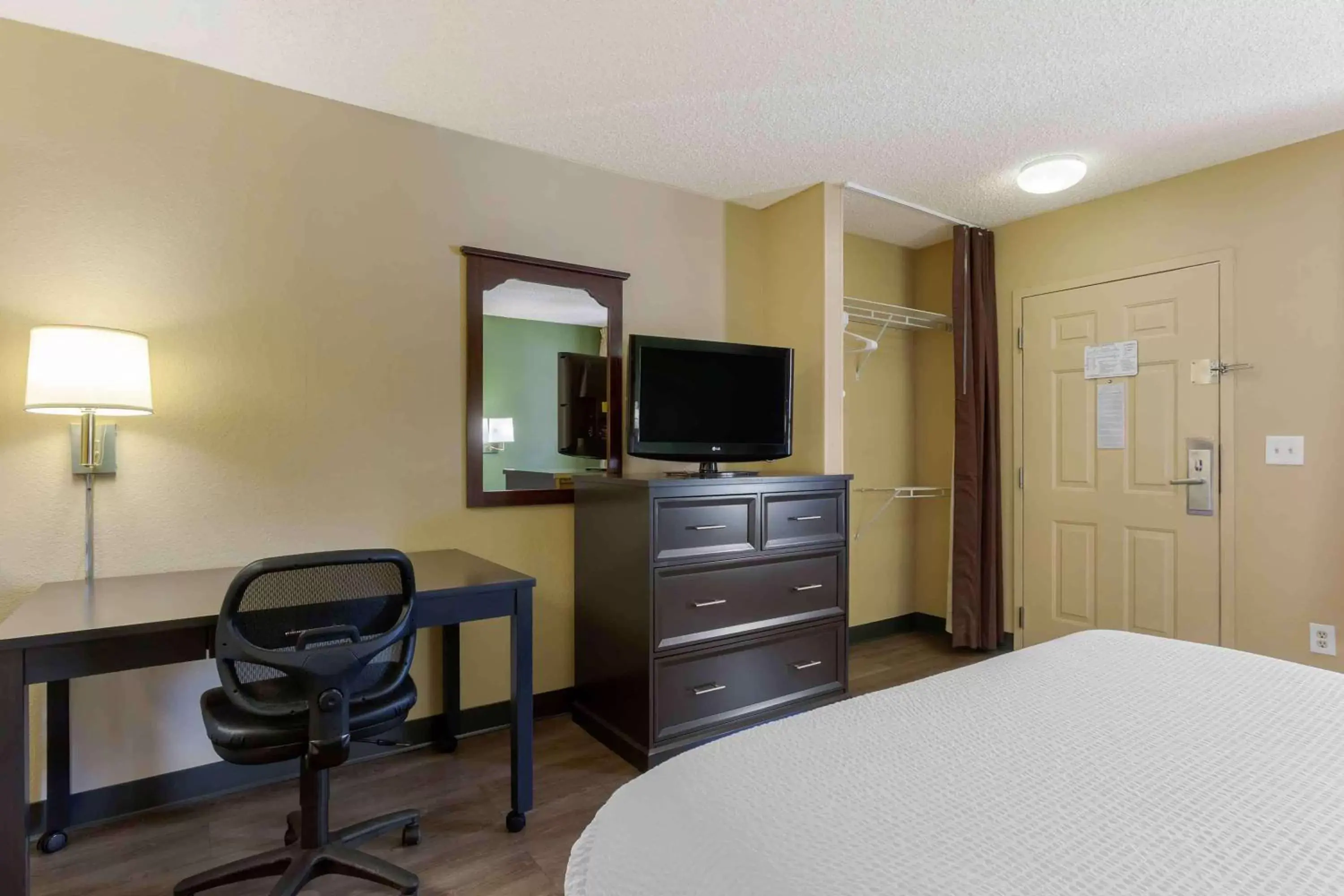 Bedroom, TV/Entertainment Center in Extended Stay America Suites - Phoenix - Scottsdale - North