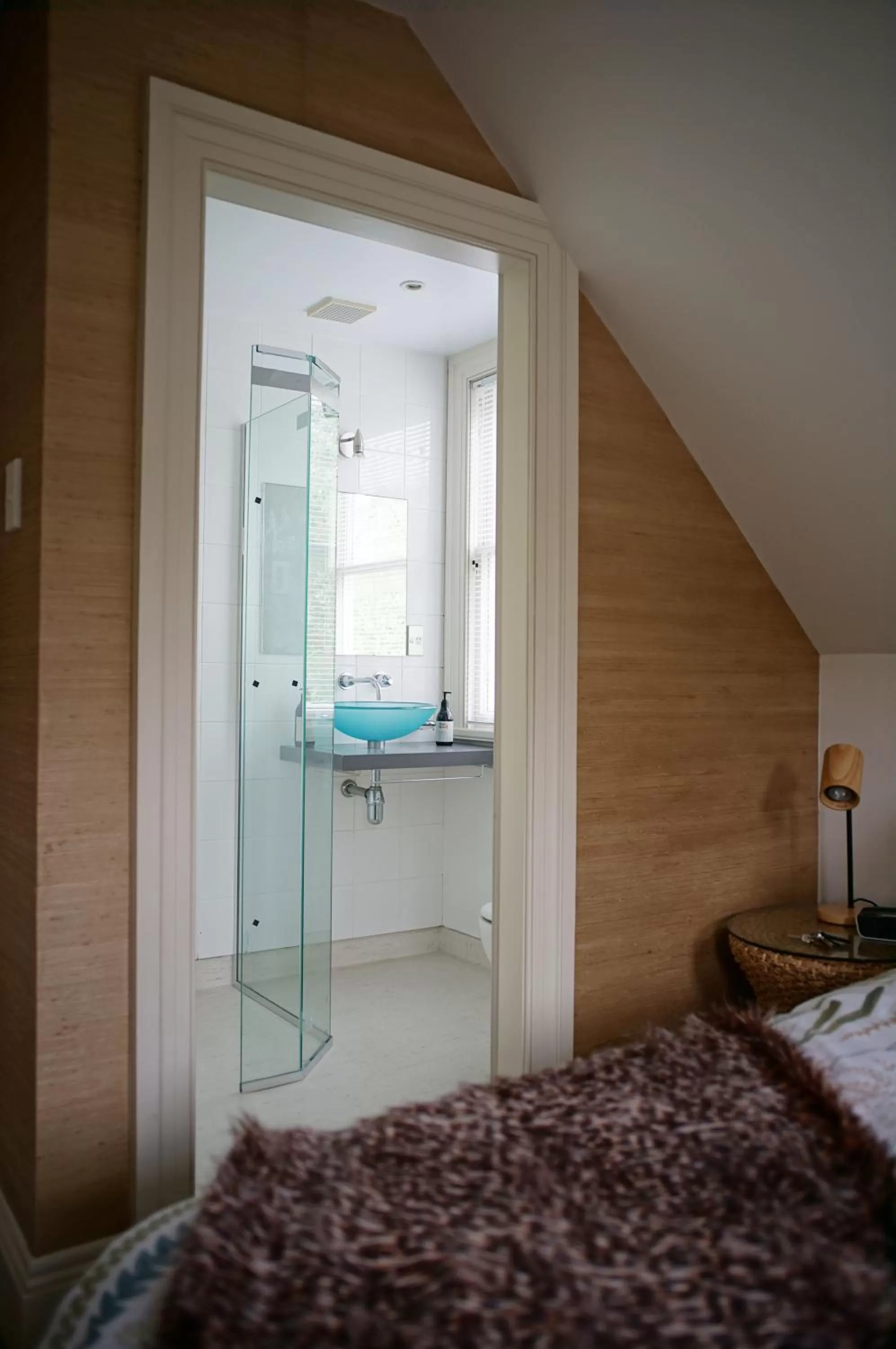 Bathroom, Bed in Issey Manor
