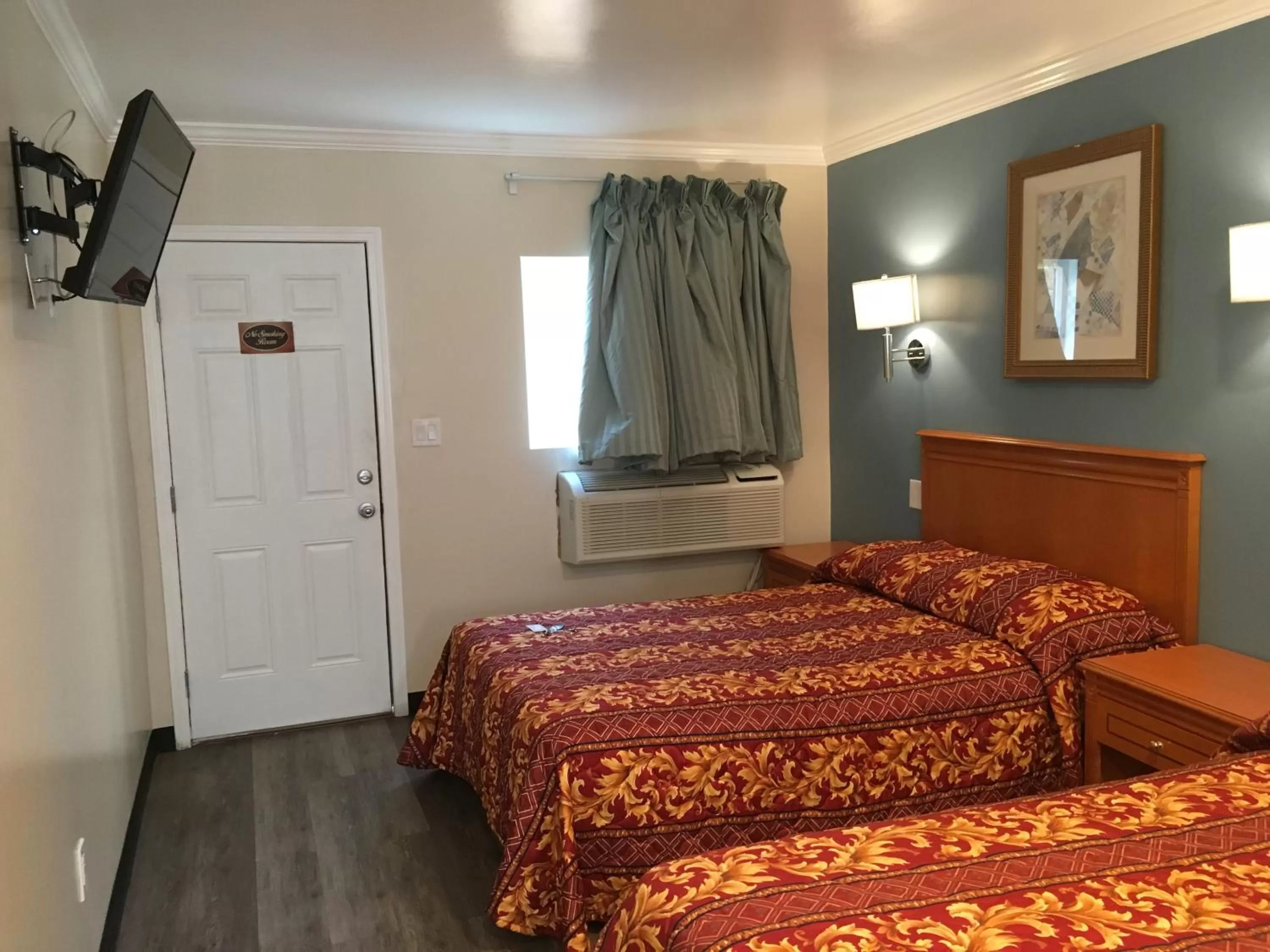 Photo of the whole room, Bed in Lincoln Park Motel