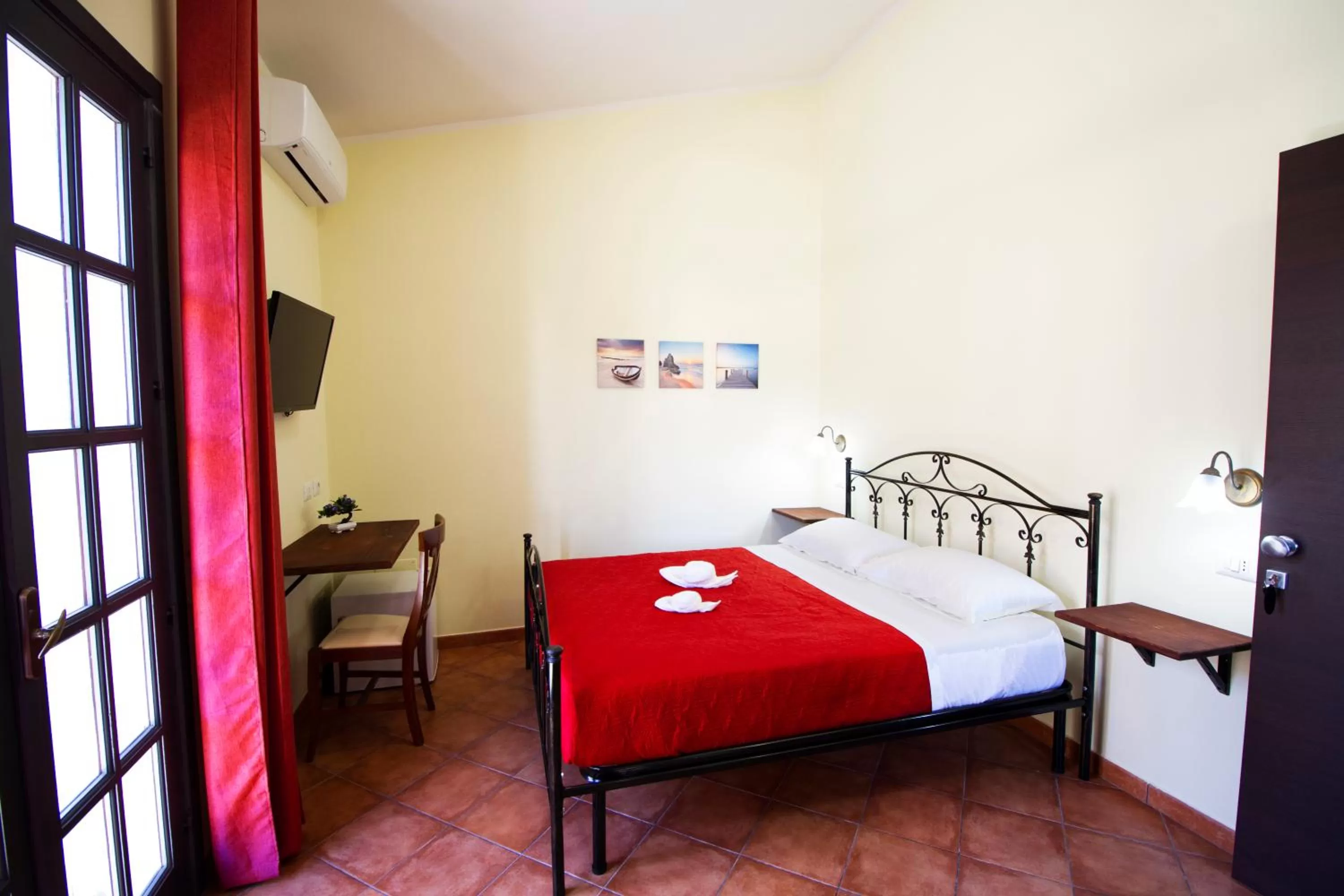 Bedroom, Bed in Guest House Capitan Libeccio