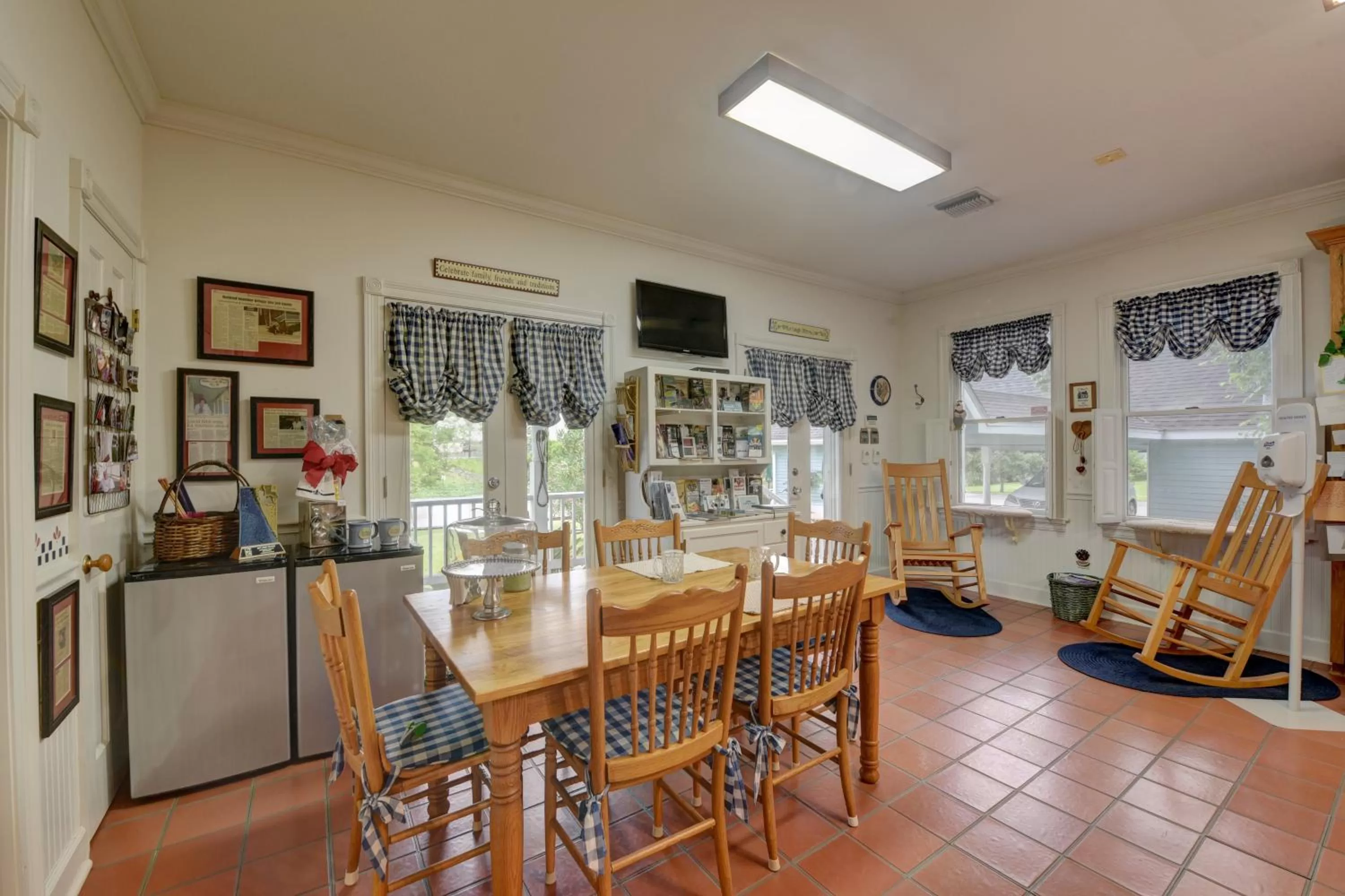 Kitchen or kitchenette, Dining Area in A Chateau on the Bayou Bed & Breakfast
