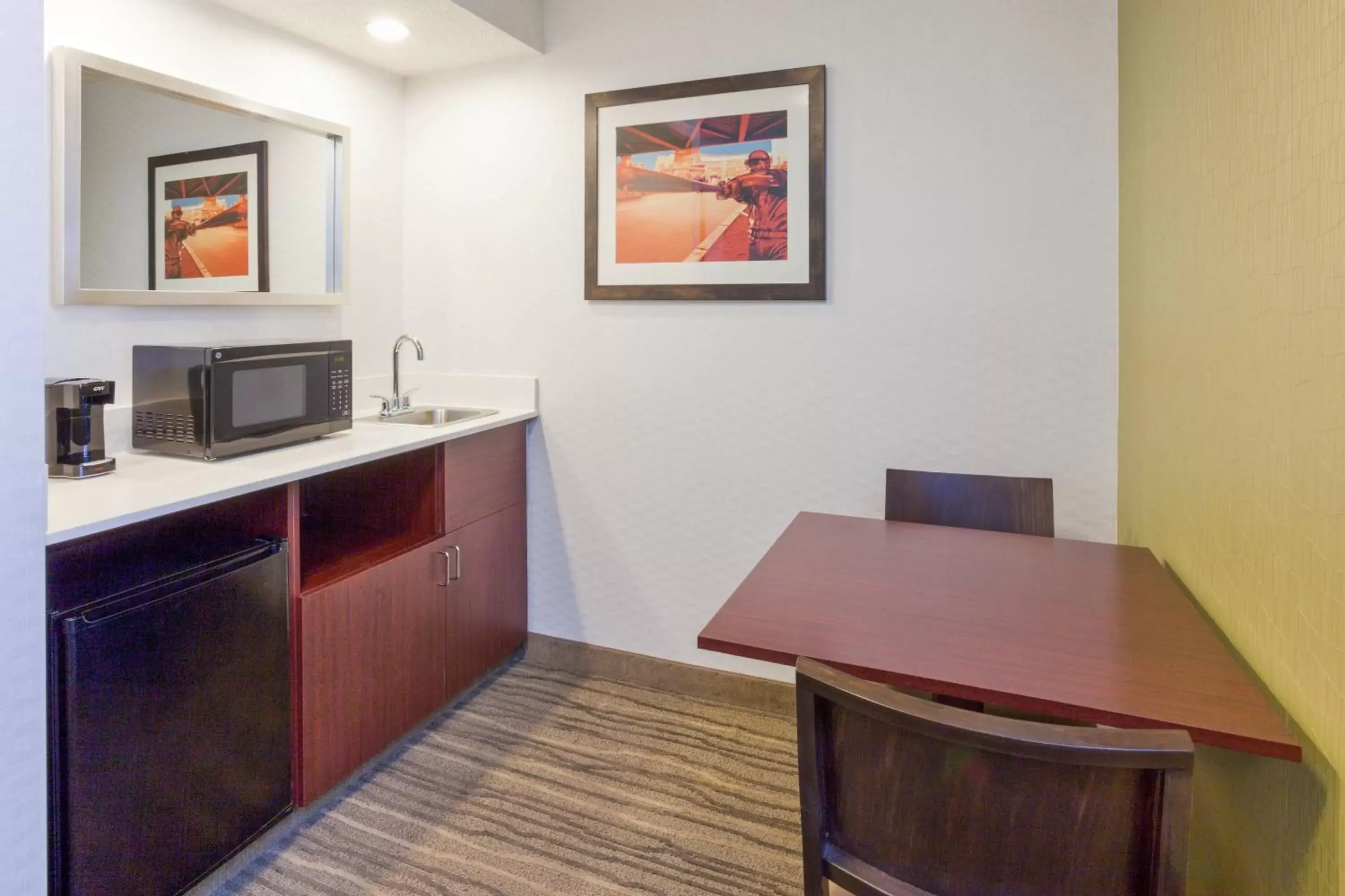 Photo of the whole room, Kitchen/Kitchenette in SpringHill Suites Minneapolis West St. Louis Park