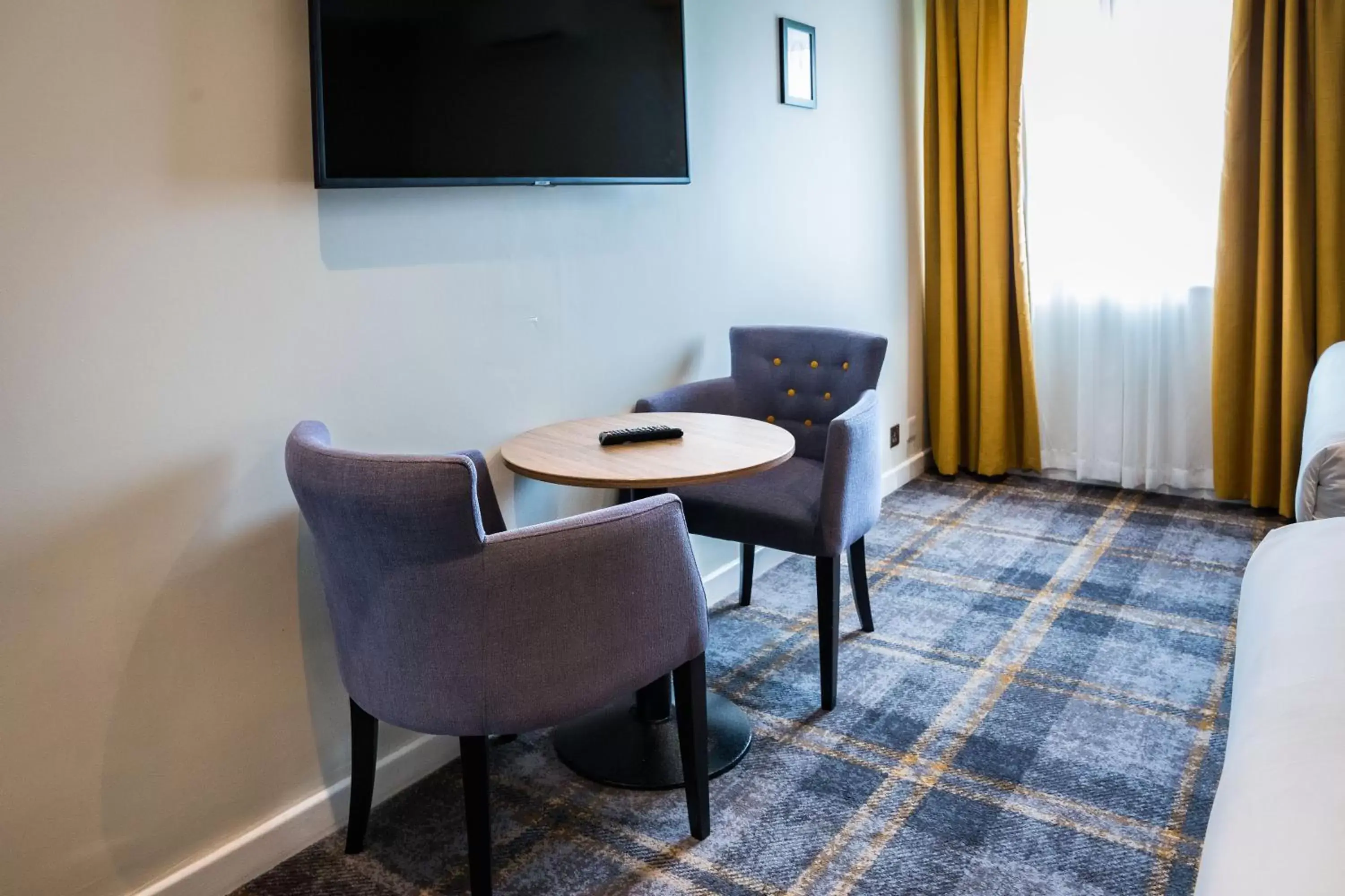 Seating area, TV/Entertainment Center in Almondsbury Interchange Hotel